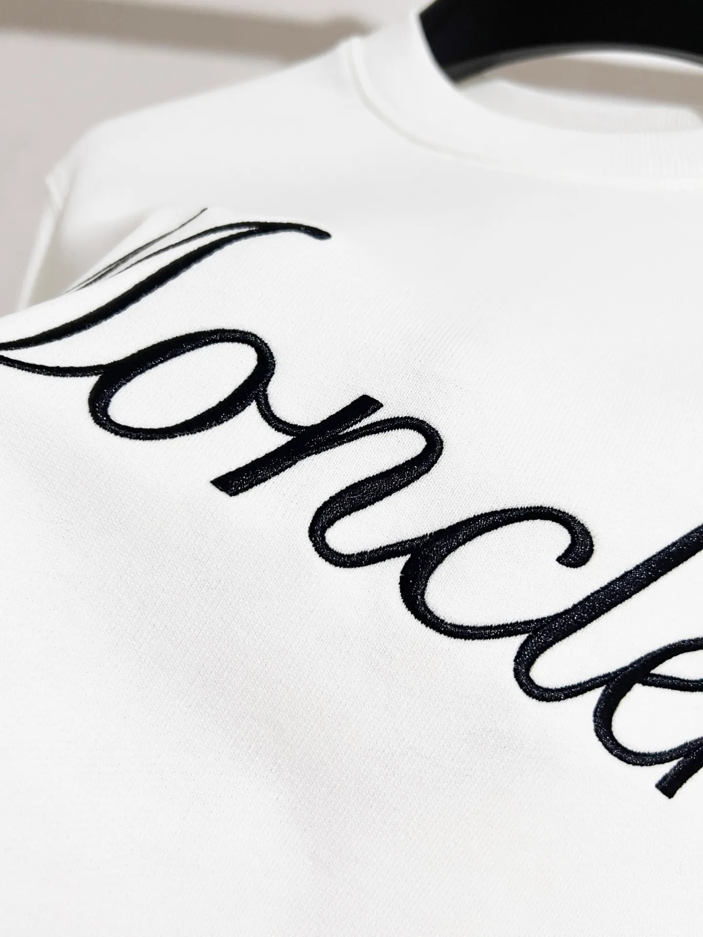 P290 ZP version) - Moncler Mouth Mouth 25 official website is new simultaneously. Letter embroidered armband badge round neck sweatshirt for men and women - Exclusive model. Made of original version custom-woven and dyed 480g bolin fabric. Thread thickening and dyeing in the same cylinder with zero color difference. Exclusive quality difference currency. Welcome to compare - Color: black white - Size: S M L XL