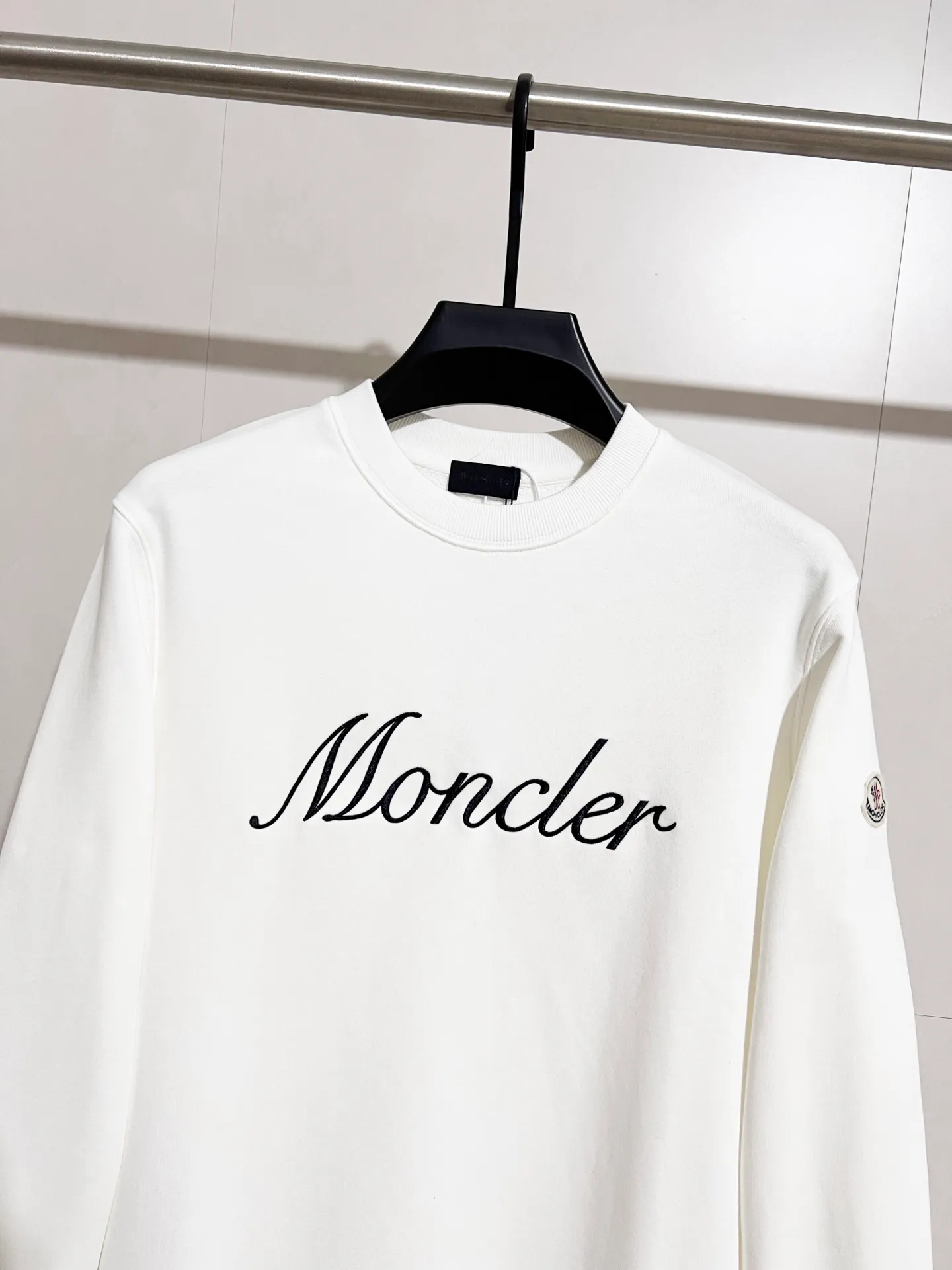 P290 ZP version) - Moncler Mouth Mouth 25 official website is new simultaneously. Letter embroidered armband badge round neck sweatshirt for men and women - Exclusive model. Made of original version custom-woven and dyed 480g bolin fabric. Thread thickening and dyeing in the same cylinder with zero color difference. Exclusive quality difference currency. Welcome to compare - Color: black white - Size: S M L XL