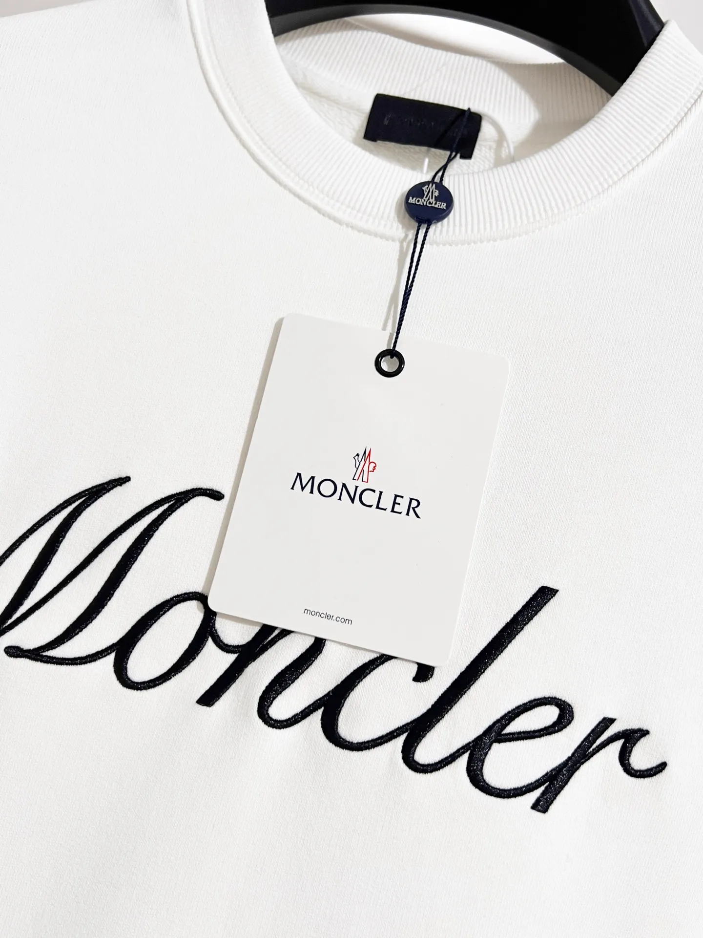 P290 ZP version) - Moncler Mouth Mouth 25 official website is new simultaneously. Letter embroidered armband badge round neck sweatshirt for men and women - Exclusive model. Made of original version custom-woven and dyed 480g bolin fabric. Thread thickening and dyeing in the same cylinder with zero color difference. Exclusive quality difference currency. Welcome to compare - Color: black white - Size: S M L XL