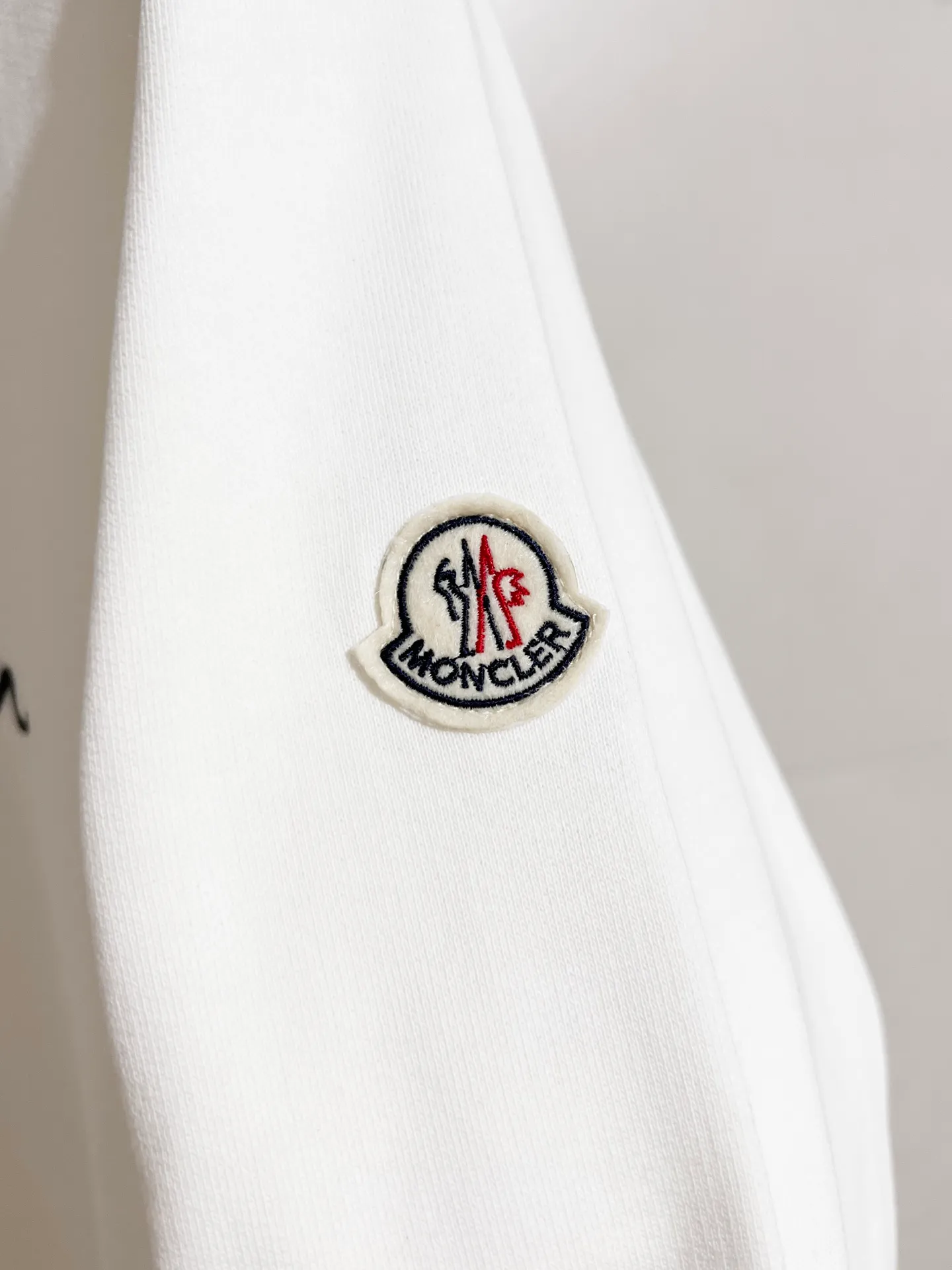 P290 ZP version) - Moncler Mouth Mouth 25 official website is new simultaneously. Letter embroidered armband badge round neck sweatshirt for men and women - Exclusive model. Made of original version custom-woven and dyed 480g bolin fabric. Thread thickening and dyeing in the same cylinder with zero color difference. Exclusive quality difference currency. Welcome to compare - Color: black white - Size: S M L XL