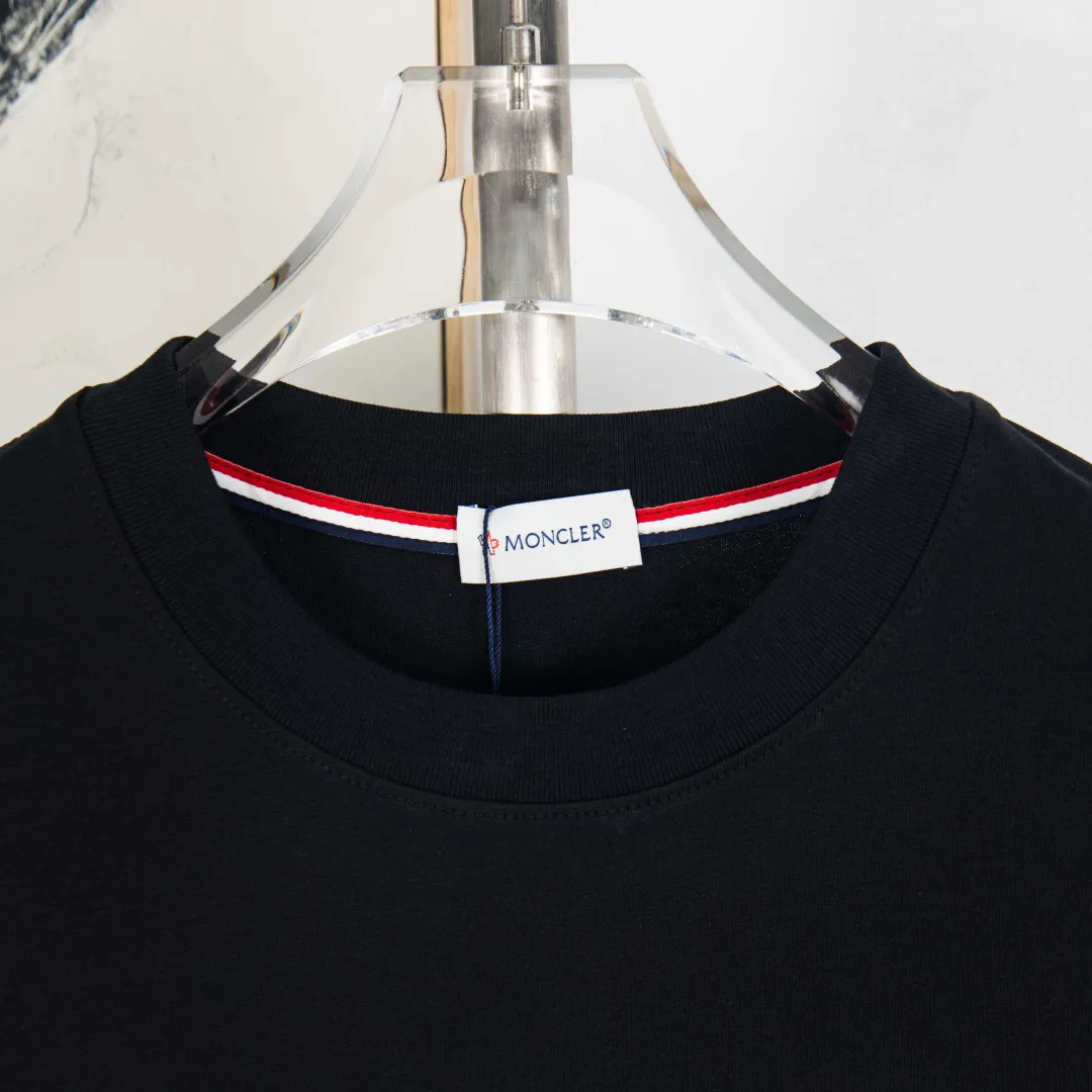 P190 zp version [exclusive supply] MONCLER/muzzled 300g round neck short-sleeved T-shirt brand classic ghosting offset printing letter LOGO embossing process official synchronization high version high quality fashionable personality versatile trend pure original quality original fabric hang tag collar label washed wheat complete three standards color: black. white. size: S M L XL XXL number: WS10009
