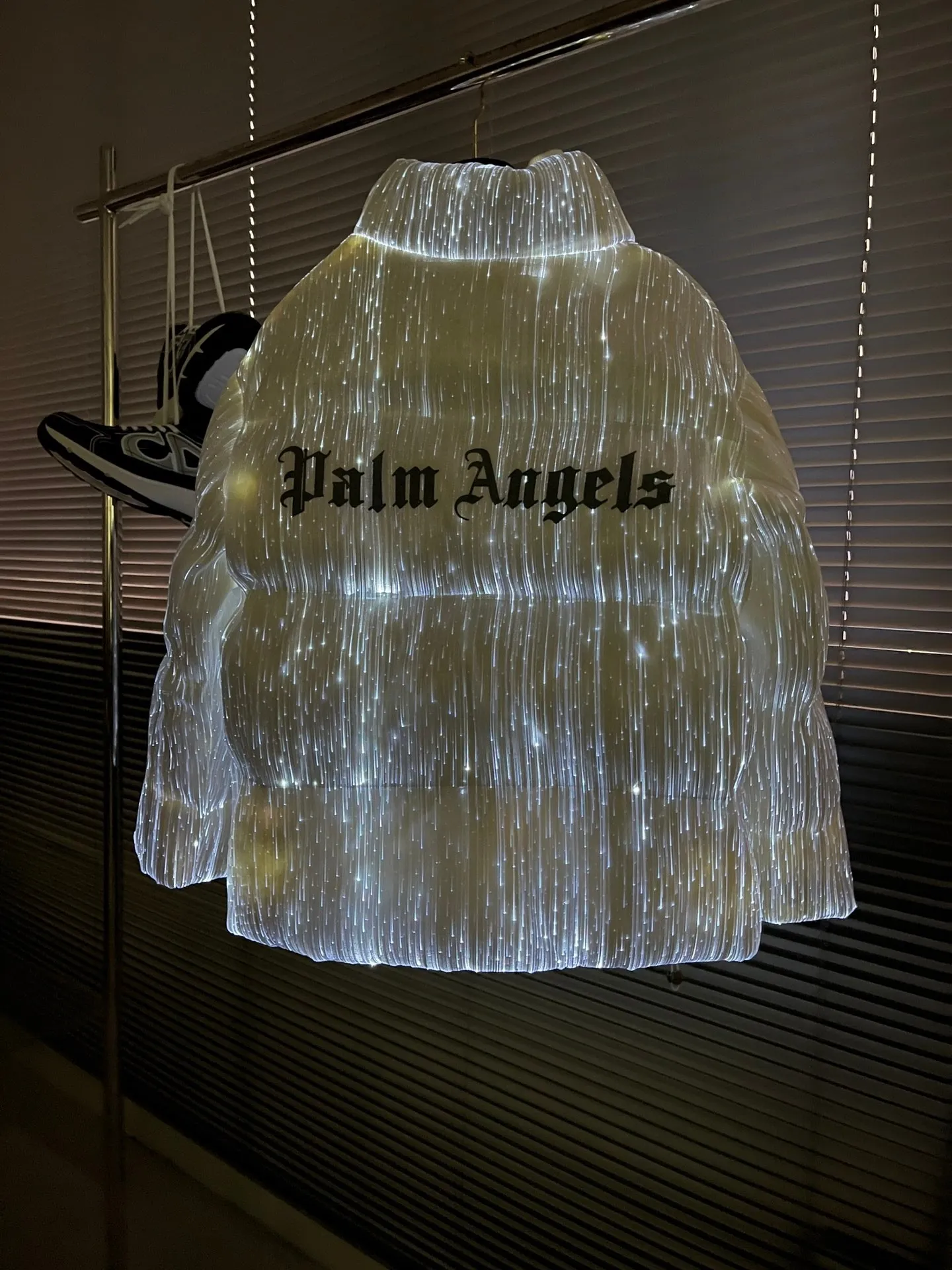 P2500 pre-ordered high-end non-refundable and non-exchangeable mon 70th anniversary masked co-branded Palm Angels luminous down jacket, classic Maya version, white color. The built-in power supply in the right pocket can turn on the device to light up, making it instantly cool. The unisex version has no hat. The iconic Moncler logo on the chest is paired with a palm tree. The luminous strips on the top are very delicate and can even shine. ⚠️⚠️Do not wash or dry clean. Same style for men and women.