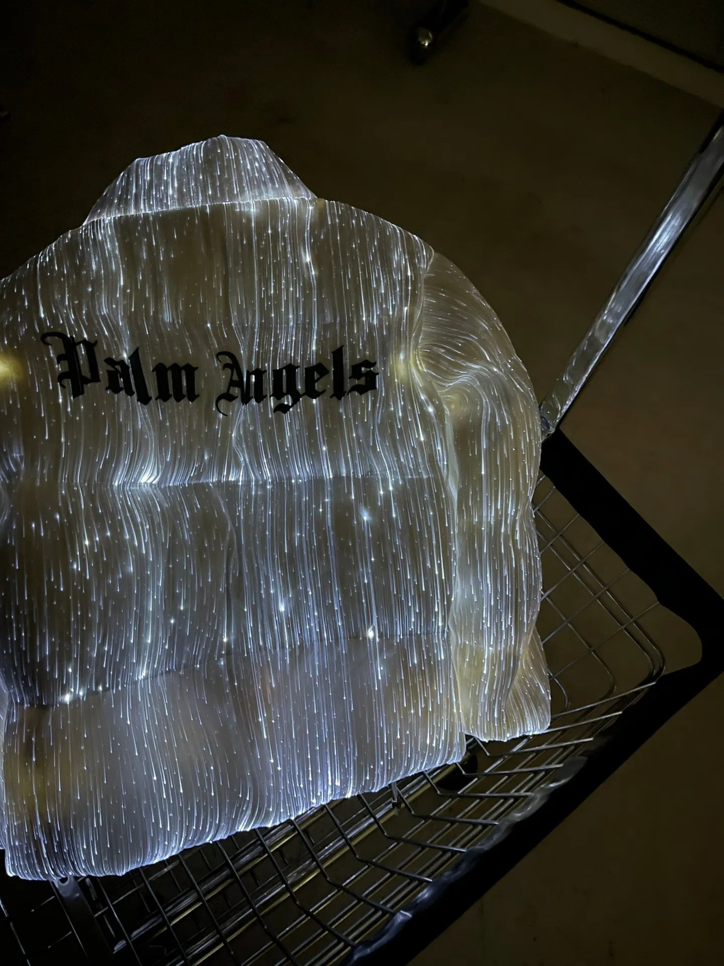 P2500 pre-ordered high-end non-refundable and non-exchangeable mon 70th anniversary masked co-branded Palm Angels luminous down jacket, classic Maya version, white color. The built-in power supply in the right pocket can turn on the device to light up, making it instantly cool. The unisex version has no hat. The iconic Moncler logo on the chest is paired with a palm tree. The luminous strips on the top are very delicate and can even shine. ⚠️⚠️Do not wash or dry clean. Same style for men and women.