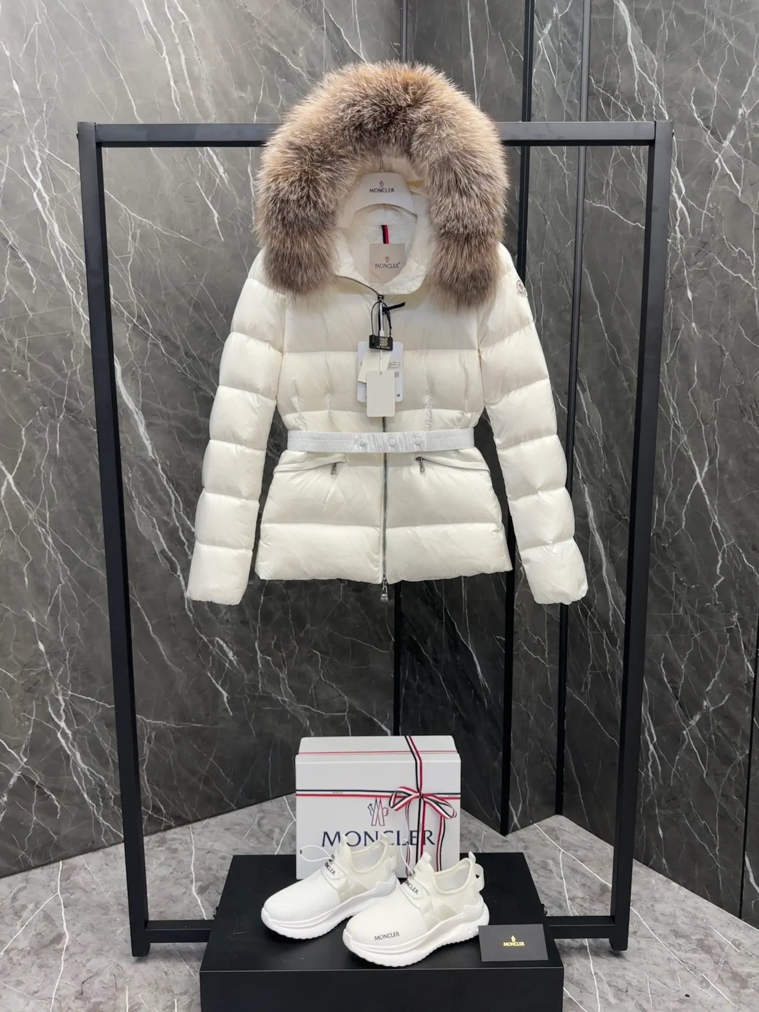 P920 Moncler Boed Women's Short Down Jacket Jacket The Boed women's down jacket is made of longue saison fabric and decorated with fur trim to provide warmth and care. (⚠️Fox fur collar imported from Finland, of course the fur collar needs to be larger to look good) The Boed down jacket has a soft silhouette design and is equipped with a delicate belt to create a sophisticated and elegant winter look. Made of longue saison fabric with wool trim on the hood. Details •Made from longue saison fabric •Longue saison lining •Filled with down •Hood with removable fleece trim •Two-way zipper closure •Elasticated waistband with patented snap buttons •Zip closure lateral pockets with grosgrain piping •Adjustable elastic cuffs Size: 1-4 Women's