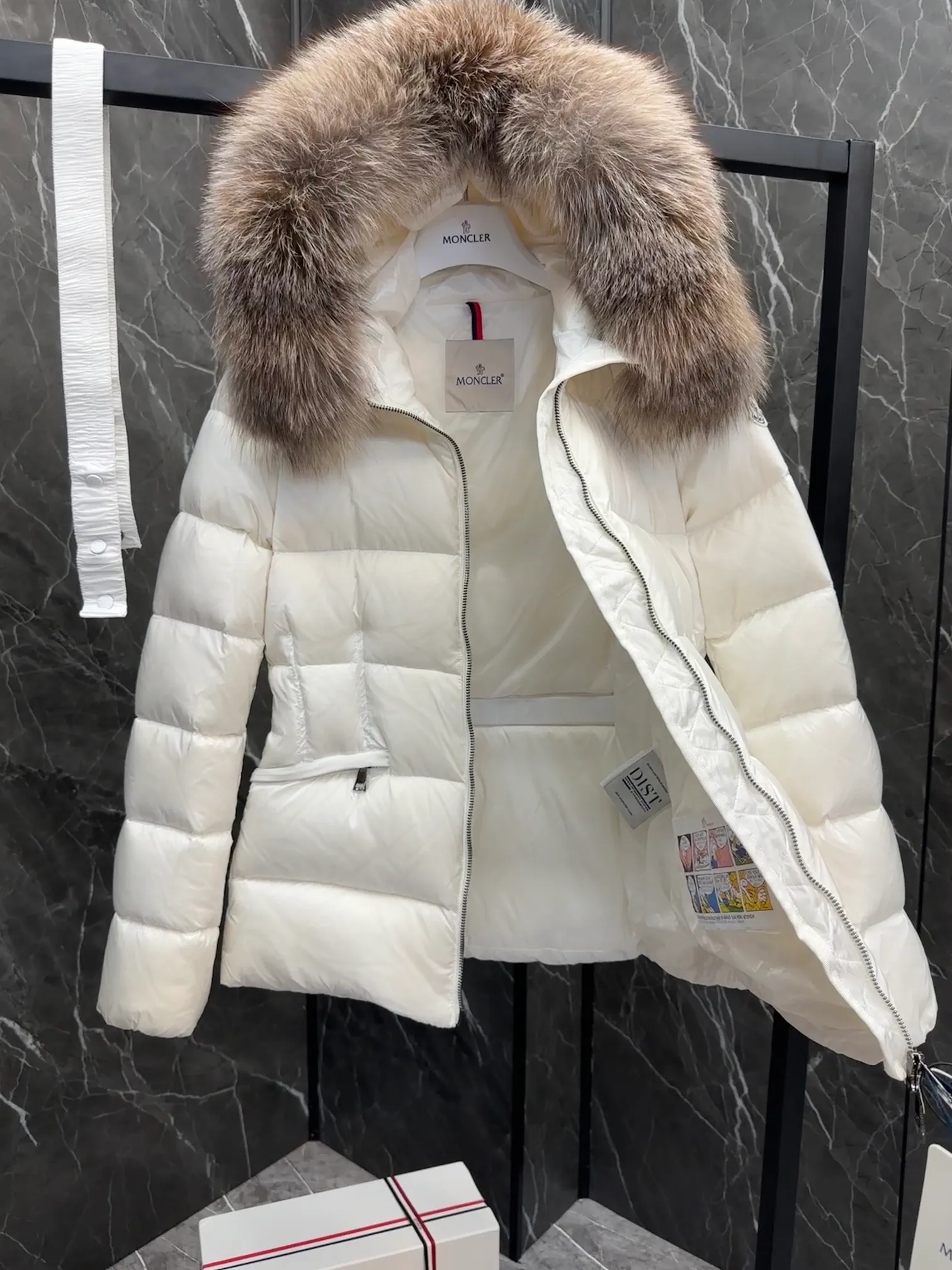 P920 Moncler Boed Women's Short Down Jacket Jacket The Boed women's down jacket is made of longue saison fabric and decorated with fur trim to provide warmth and care. (⚠️Fox fur collar imported from Finland, of course the fur collar needs to be larger to look good) The Boed down jacket has a soft silhouette design and is equipped with a delicate belt to create a sophisticated and elegant winter look. Made of longue saison fabric with wool trim on the hood. Details •Made from longue saison fabric •Longue saison lining •Filled with down •Hood with removable fleece trim •Two-way zipper closure •Elasticated waistband with patented snap buttons •Zip closure lateral pockets with grosgrain piping •Adjustable elastic cuffs Size: 1-4 Women's