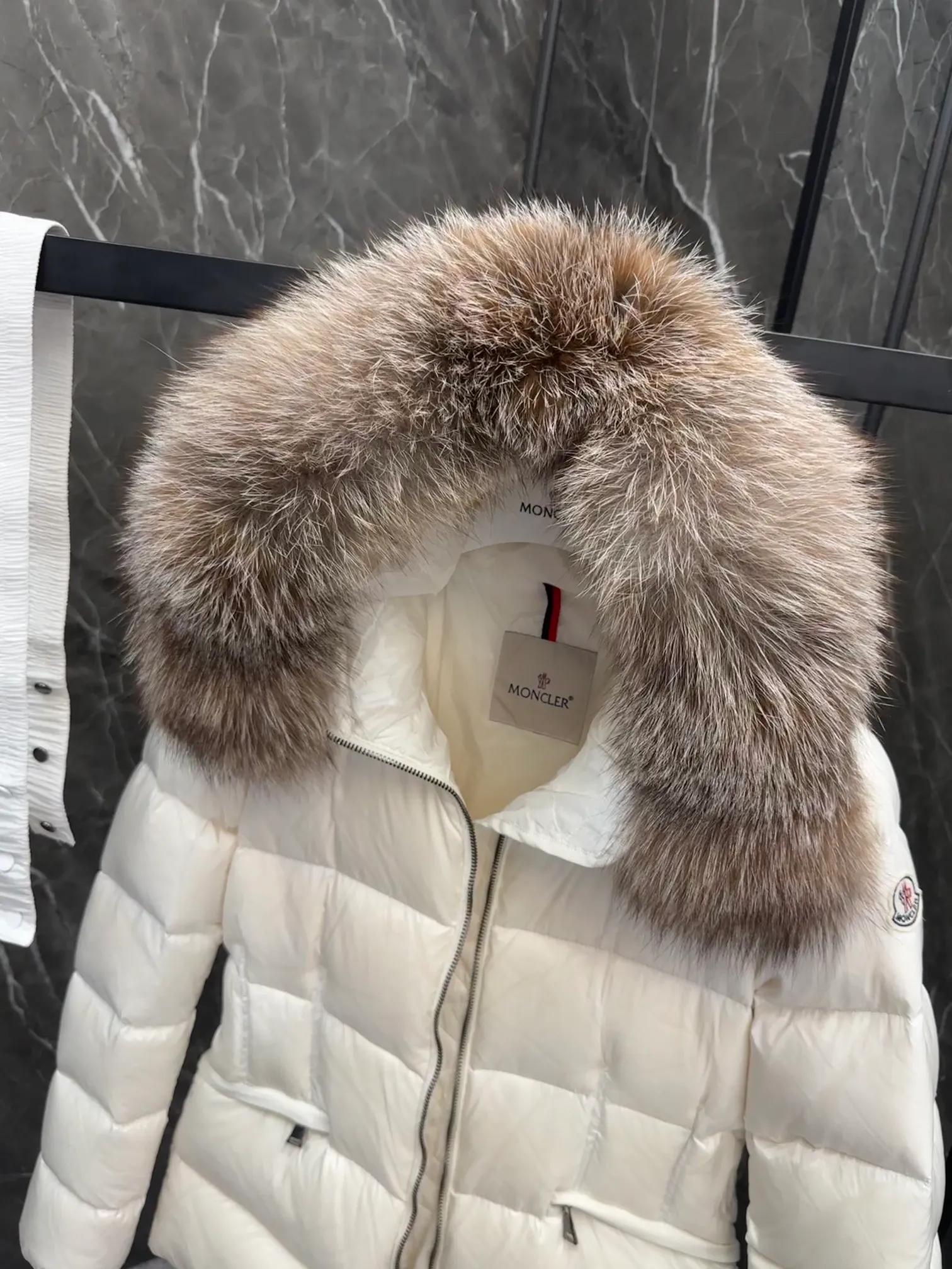 P920 Moncler Boed Women's Short Down Jacket Jacket The Boed women's down jacket is made of longue saison fabric and decorated with fur trim to provide warmth and care. (⚠️Fox fur collar imported from Finland, of course the fur collar needs to be larger to look good) The Boed down jacket has a soft silhouette design and is equipped with a delicate belt to create a sophisticated and elegant winter look. Made of longue saison fabric with wool trim on the hood. Details •Made from longue saison fabric •Longue saison lining •Filled with down •Hood with removable fleece trim •Two-way zipper closure •Elasticated waistband with patented snap buttons •Zip closure lateral pockets with grosgrain piping •Adjustable elastic cuffs Size: 1-4 Women's