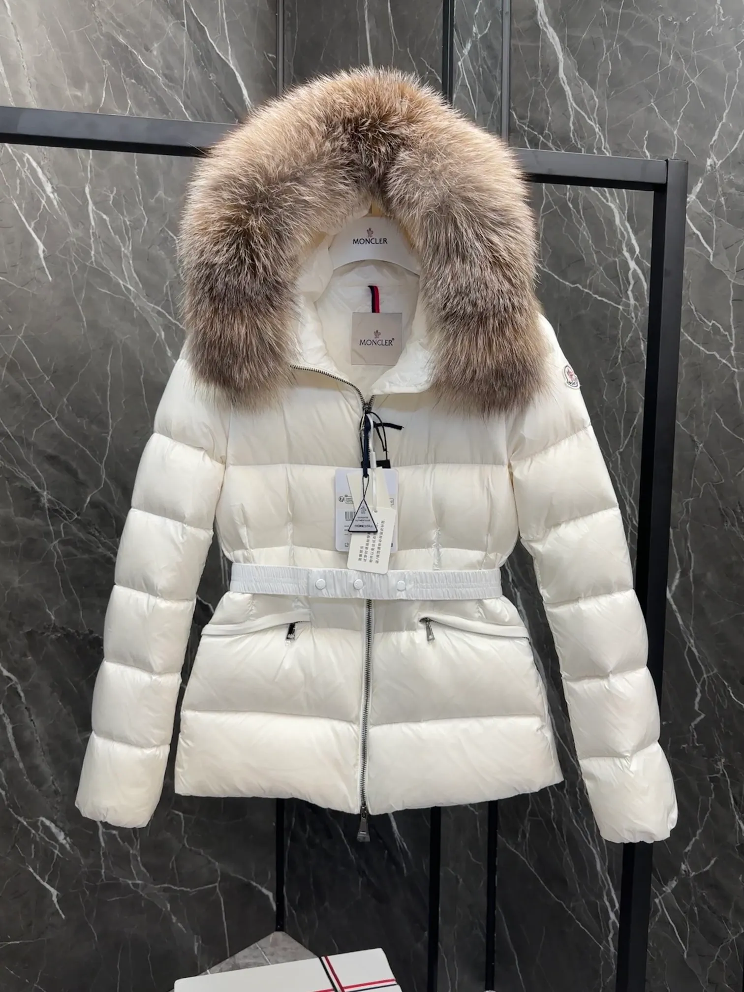 P920 Moncler Boed Women's Short Down Jacket Jacket The Boed women's down jacket is made of longue saison fabric and decorated with fur trim to provide warmth and care. (⚠️Fox fur collar imported from Finland, of course the fur collar needs to be larger to look good) The Boed down jacket has a soft silhouette design and is equipped with a delicate belt to create a sophisticated and elegant winter look. Made of longue saison fabric with wool trim on the hood. Details •Made from longue saison fabric •Longue saison lining •Filled with down •Hood with removable fleece trim •Two-way zipper closure •Elasticated waistband with patented snap buttons •Zip closure lateral pockets with grosgrain piping •Adjustable elastic cuffs Size: 1-4 Women's