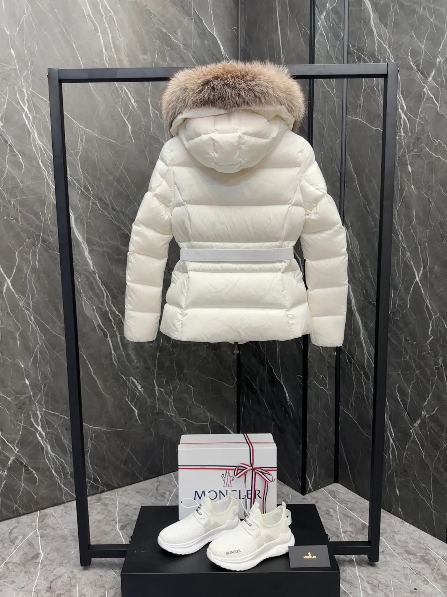P920 Moncler Boed Women's Short Down Jacket Jacket The Boed women's down jacket is made of longue saison fabric and decorated with fur trim to provide warmth and care. (⚠️Fox fur collar imported from Finland, of course the fur collar needs to be larger to look good) The Boed down jacket has a soft silhouette design and is equipped with a delicate belt to create a sophisticated and elegant winter look. Made of longue saison fabric with wool trim on the hood. Details •Made from longue saison fabric •Longue saison lining •Filled with down •Hood with removable fleece trim •Two-way zipper closure •Elasticated waistband with patented snap buttons •Zip closure lateral pockets with grosgrain piping •Adjustable elastic cuffs Size: 1-4 Women's