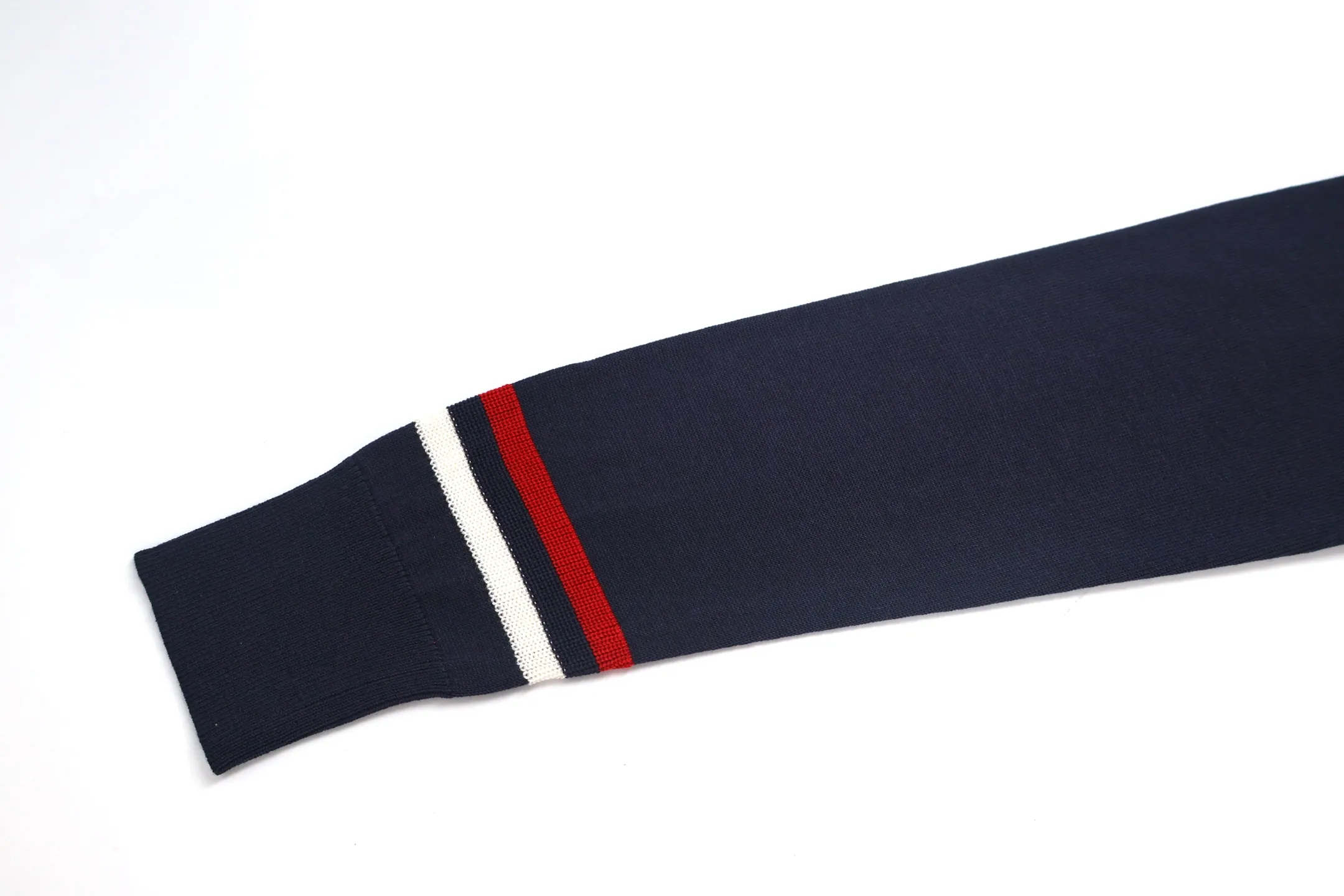 P440 Exclusive supply] Moncler color-blocked sleeve knitted sweater (navy blue). The original version was purchased and developed at 5550. It is spun with custom-dyed navy blue pure cotton yarn, and the computer plate-making positioning jacquard red and white color-blocked cuff pattern. Made with imported 16-needle knitting machine. The small mark on the arm is embroidered with red and blue insignia using a BEHRINGER imported embroidery machine, and then a Czech sewing machine is used to sew the upper body side by side. Size:M/L/XL/XL