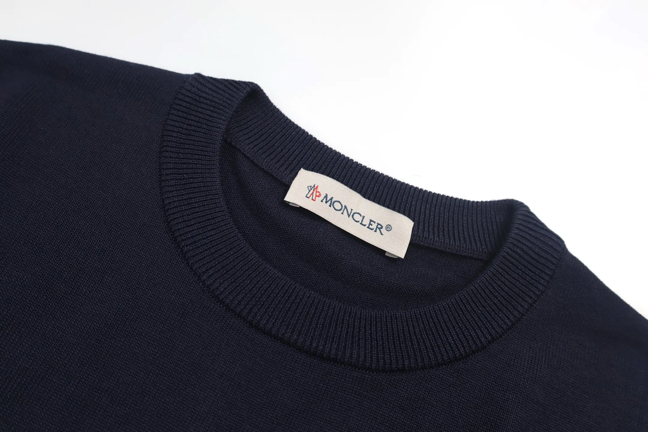 P440 Exclusive supply] Moncler color-blocked sleeve knitted sweater (navy blue). The original version was purchased and developed at 5550. It is spun with custom-dyed navy blue pure cotton yarn, and the computer plate-making positioning jacquard red and white color-blocked cuff pattern. Made with imported 16-needle knitting machine. The small mark on the arm is embroidered with red and blue insignia using a BEHRINGER imported embroidery machine, and then a Czech sewing machine is used to sew the upper body side by side. Size:M/L/XL/XL