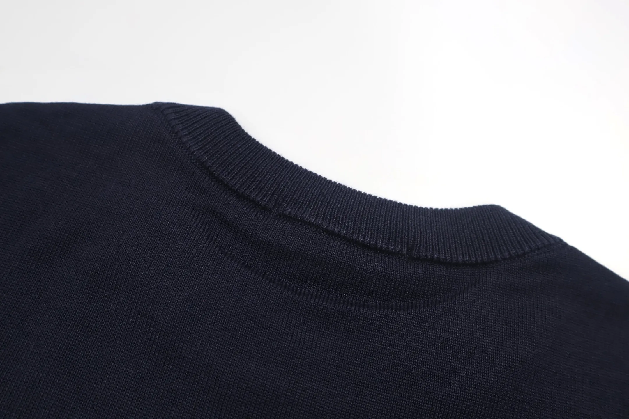 P440 Exclusive supply] Moncler color-blocked sleeve knitted sweater (navy blue). The original version was purchased and developed at 5550. It is spun with custom-dyed navy blue pure cotton yarn, and the computer plate-making positioning jacquard red and white color-blocked cuff pattern. Made with imported 16-needle knitting machine. The small mark on the arm is embroidered with red and blue insignia using a BEHRINGER imported embroidery machine, and then a Czech sewing machine is used to sew the upper body side by side. Size:M/L/XL/XL
