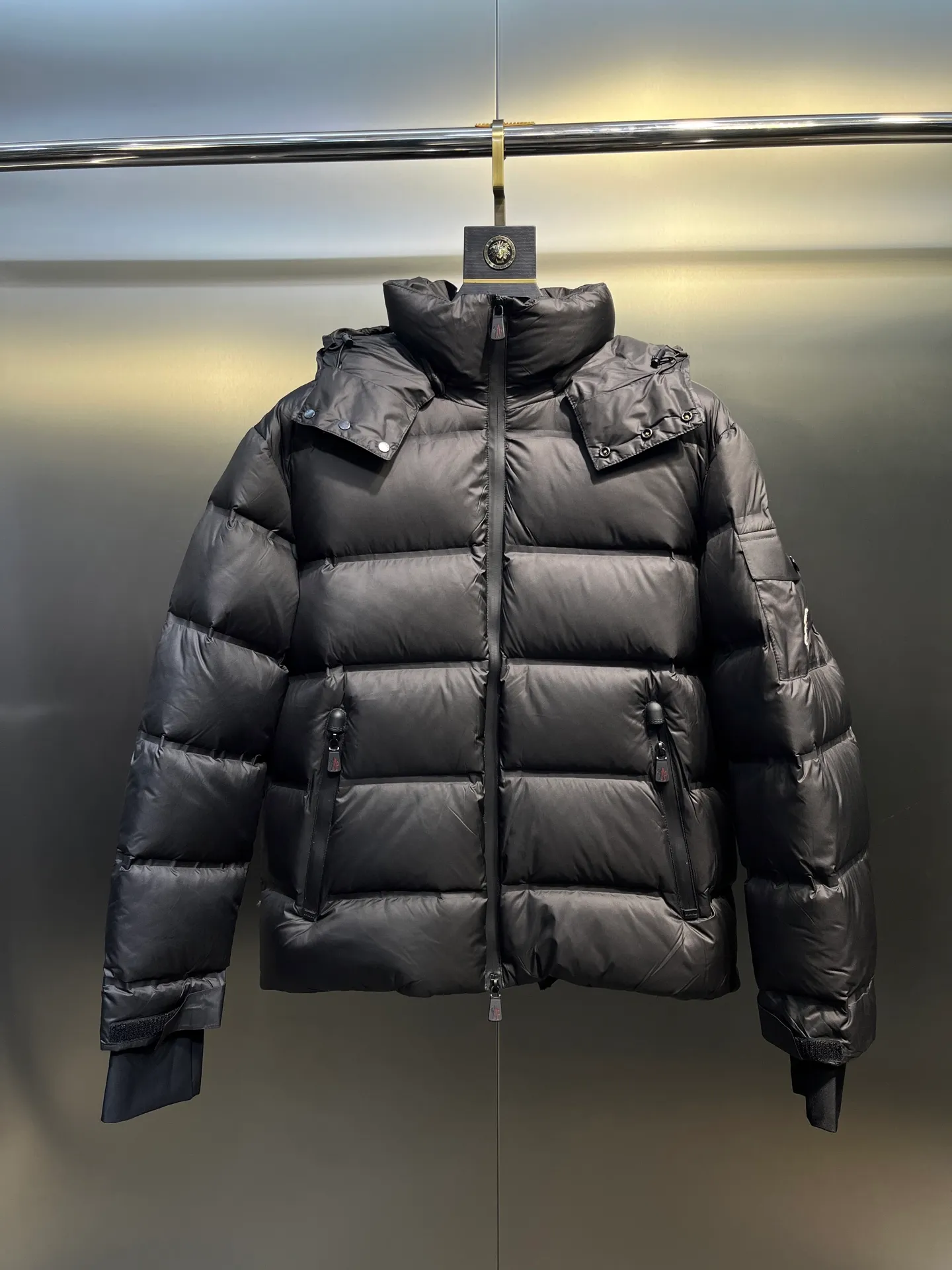 P1240 Special grade 95 velvet 𝐌𝐎𝐍𝐂𝐋𝐄𝐑 Mouth 2025 new ski suit Moner ski suit is an immortal legend that highlights the style and temperament. Autumn and winter Mon*ler Grenoble series laminated wind and snow. Official website for sale +. It adds a simple and fashionable look to the style. The multi-purpose down provides excellent functionality and thermal protection. The texture and materials are unmatched by ordinary workshop products. The best-selling laminated wind and snow jacket. The styles vary every year. It depends on the classic extension design, but whether the sense of excellence is satisfied requires personal taste! The latest Gore-tex nylon fiber fabric has a more significant waterproof and breathable effect. It is different from the PU-coated fabrics on the market. The interior is equipped with Toray polyester nylon cloth, and the texture and feel are undoubtedly excellent. The windproof, cold and warm effect is excellent, and velvet locking is a must... DIST European standard 90% goose down and 10% feathers. The advanced direct-fill velvet technology makes inferior products directly slap in the face. Anyone who wears it will know the power of warmth! The main body is light and breathable, fluffy and full, extending to every part of the body without any odor! The interior is equipped with an elastic wind and snow skirt for better wrapping, and the sleeves are windproof and sewn together, which makes the windproof and cold-resistant effect more significant. The glued waterproof zipper design is also an essential skill for Grenble ski suits. Color: black Khaki Navy Size: 1-5