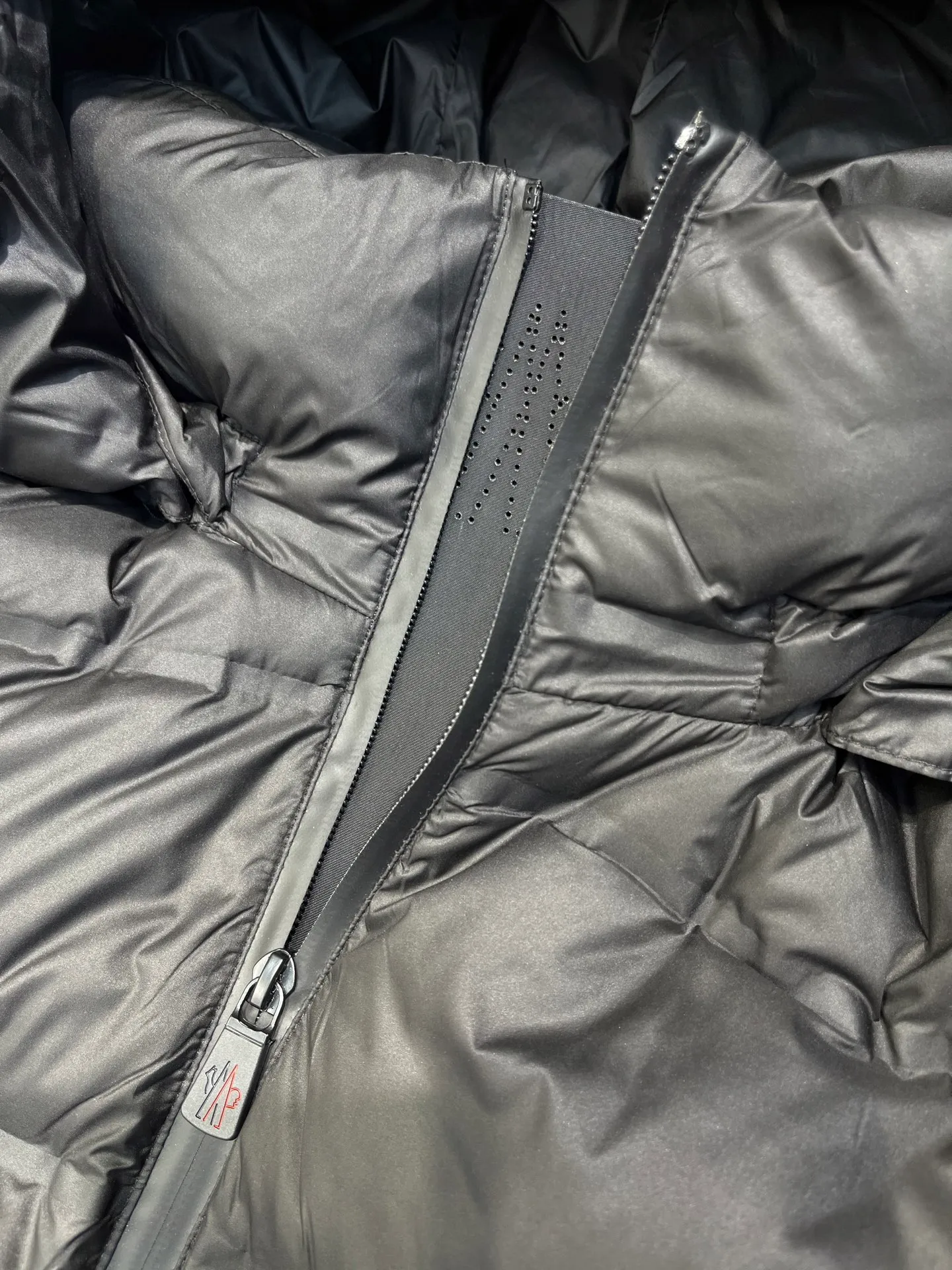 P1240 Special grade 95 velvet 𝐌𝐎𝐍𝐂𝐋𝐄𝐑 Mouth 2025 new ski suit Moner ski suit is an immortal legend that highlights the style and temperament. Autumn and winter Mon*ler Grenoble series laminated wind and snow. Official website for sale +. It adds a simple and fashionable look to the style. The multi-purpose down provides excellent functionality and thermal protection. The texture and materials are unmatched by ordinary workshop products. The best-selling laminated wind and snow jacket. The styles vary every year. It depends on the classic extension design, but whether the sense of excellence is satisfied requires personal taste! The latest Gore-tex nylon fiber fabric has a more significant waterproof and breathable effect. It is different from the PU-coated fabrics on the market. The interior is equipped with Toray polyester nylon cloth, and the texture and feel are undoubtedly excellent. The windproof, cold and warm effect is excellent, and velvet locking is a must... DIST European standard 90% goose down and 10% feathers. The advanced direct-fill velvet technology makes inferior products directly slap in the face. Anyone who wears it will know the power of warmth! The main body is light and breathable, fluffy and full, extending to every part of the body without any odor! The interior is equipped with an elastic wind and snow skirt for better wrapping, and the sleeves are windproof and sewn together, which makes the windproof and cold-resistant effect more significant. The glued waterproof zipper design is also an essential skill for Grenble ski suits. Color: black Khaki Navy Size: 1-5