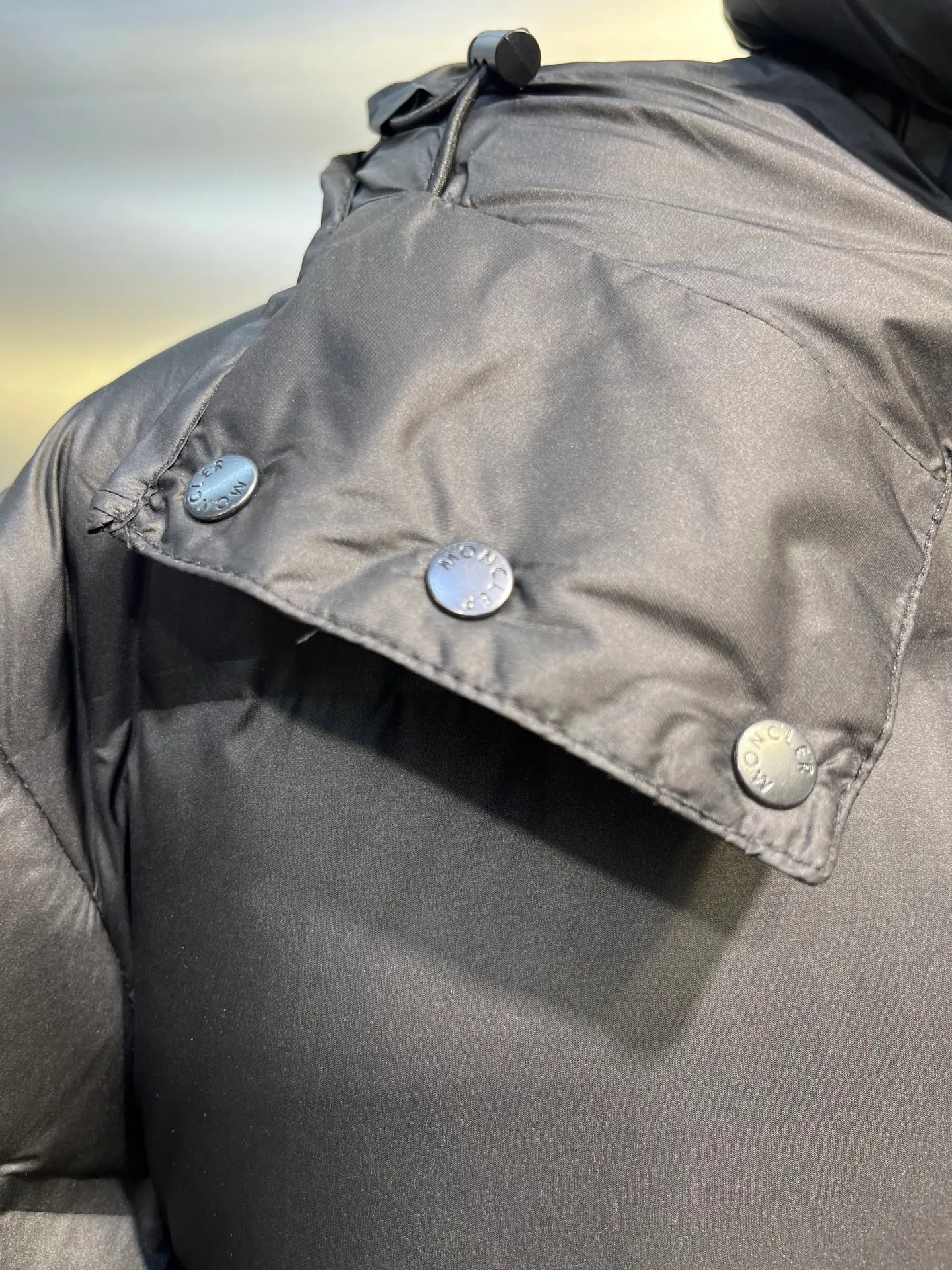 P1240 Special grade 95 velvet 𝐌𝐎𝐍𝐂𝐋𝐄𝐑 Mouth 2025 new ski suit Moner ski suit is an immortal legend that highlights the style and temperament. Autumn and winter Mon*ler Grenoble series laminated wind and snow. Official website for sale +. It adds a simple and fashionable look to the style. The multi-purpose down provides excellent functionality and thermal protection. The texture and materials are unmatched by ordinary workshop products. The best-selling laminated wind and snow jacket. The styles vary every year. It depends on the classic extension design, but whether the sense of excellence is satisfied requires personal taste! The latest Gore-tex nylon fiber fabric has a more significant waterproof and breathable effect. It is different from the PU-coated fabrics on the market. The interior is equipped with Toray polyester nylon cloth, and the texture and feel are undoubtedly excellent. The windproof, cold and warm effect is excellent, and velvet locking is a must... DIST European standard 90% goose down and 10% feathers. The advanced direct-fill velvet technology makes inferior products directly slap in the face. Anyone who wears it will know the power of warmth! The main body is light and breathable, fluffy and full, extending to every part of the body without any odor! The interior is equipped with an elastic wind and snow skirt for better wrapping, and the sleeves are windproof and sewn together, which makes the windproof and cold-resistant effect more significant. The glued waterproof zipper design is also an essential skill for Grenble ski suits. Color: black Khaki Navy Size: 1-5