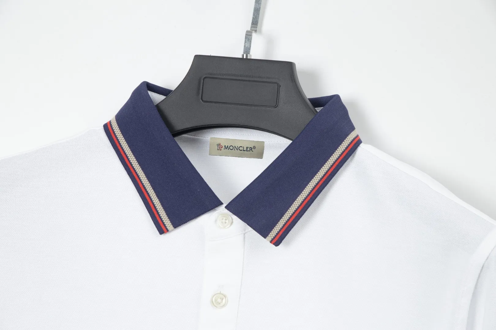 P200 (complete with three standards) - MONCLER Meng Mouth counters are launching new logo embroidered lapel POLO shirts at the same time - Made from the original ZP consistent customized Solona double pique fabric, threads are dyed in the same vat with zero color difference, exclusive quality difference currency, welcome to compare - Color: white black - Code number: M L XL XXL XXXL