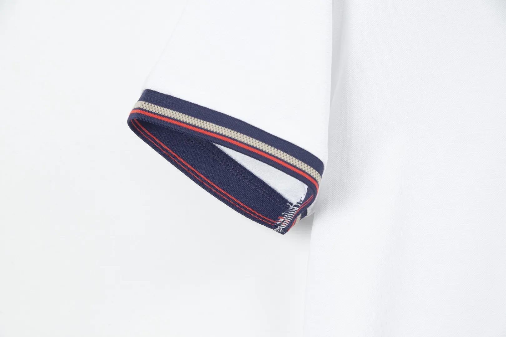 P200 (complete with three standards) - MONCLER Meng Mouth counters are launching new logo embroidered lapel POLO shirts at the same time - Made from the original ZP consistent customized Solona double pique fabric, threads are dyed in the same vat with zero color difference, exclusive quality difference currency, welcome to compare - Color: white black - Code number: M L XL XXL XXXL