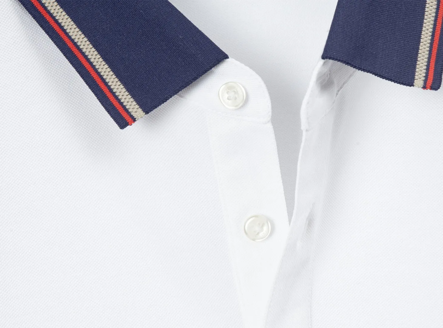 P200 (complete with three standards) - MONCLER Meng Mouth counters are launching new logo embroidered lapel POLO shirts at the same time - Made from the original ZP consistent customized Solona double pique fabric, threads are dyed in the same vat with zero color difference, exclusive quality difference currency, welcome to compare - Color: white black - Code number: M L XL XXL XXXL