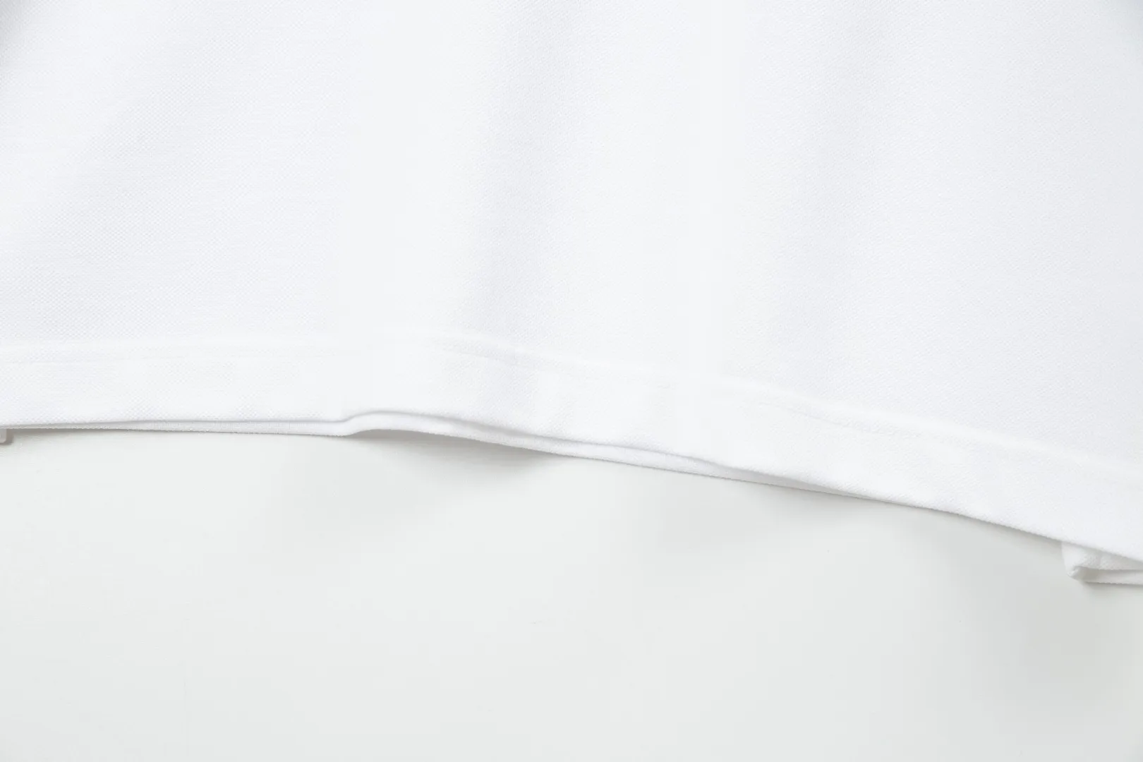 P200 (complete with three standards) - MONCLER Meng Mouth counters are launching new logo embroidered lapel POLO shirts at the same time - Made from the original ZP consistent customized Solona double pique fabric, threads are dyed in the same vat with zero color difference, exclusive quality difference currency, welcome to compare - Color: white black - Code number: M L XL XXL XXXL