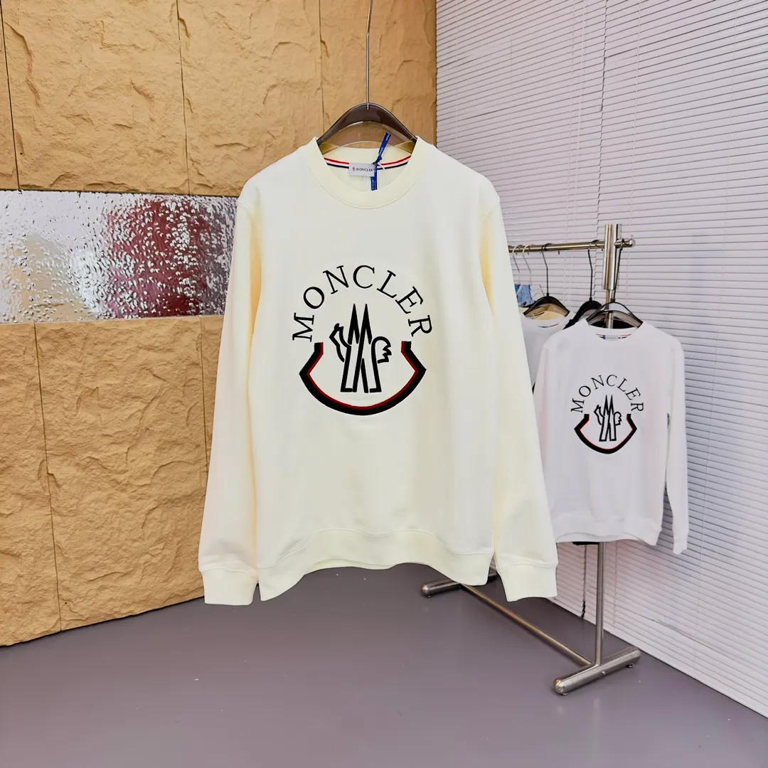 P280 Brand: Mengkou🤳𝐌𝐎𝐍𝐂𝐋𝐄𝐑 Fabric: ☑️Made of 440g double-strand pure cotton terry👕 Fabric: ☑️Thread with 1*1 double yarn thread. 🔜Comes with dyeing in the same tank. Craftsmanship: ☑️The embroidery uses 3D three-dimensional embroidery technology, 🇧🇫The original computer scan and print is restored 1:1. The pattern is clear and the needle count is dense. It is a rare high-end product on the market! 🇲🇩All three standards are complete! Size: ☑️S 〰️M 〰️L 〰️XL 〰️XXL