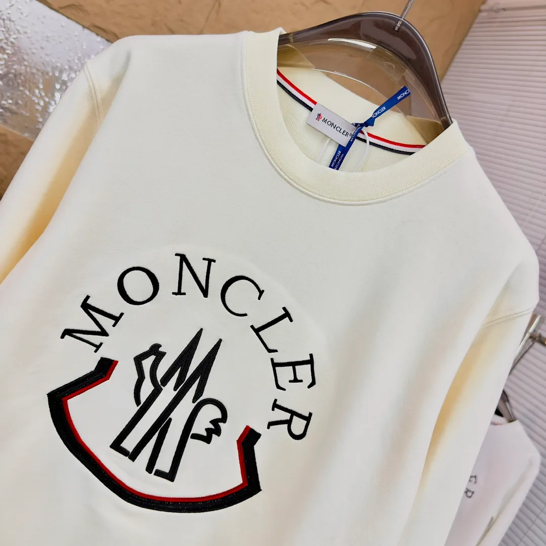 P280 Brand: Mengkou🤳𝐌𝐎𝐍𝐂𝐋𝐄𝐑 Fabric: ☑️Made of 440g double-strand pure cotton terry👕 Fabric: ☑️Thread with 1*1 double yarn thread. 🔜Comes with dyeing in the same tank. Craftsmanship: ☑️The embroidery uses 3D three-dimensional embroidery technology, 🇧🇫The original computer scan and print is restored 1:1. The pattern is clear and the needle count is dense. It is a rare high-end product on the market! 🇲🇩All three standards are complete! Size: ☑️S 〰️M 〰️L 〰️XL 〰️XXL