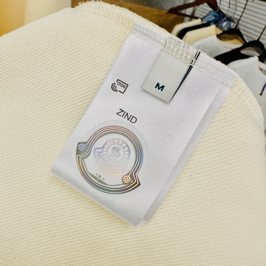 P280 Brand: Mengkou🤳𝐌𝐎𝐍𝐂𝐋𝐄𝐑 Fabric: ☑️Made of 440g double-strand pure cotton terry👕 Fabric: ☑️Thread with 1*1 double yarn thread. 🔜Comes with dyeing in the same tank. Craftsmanship: ☑️The embroidery uses 3D three-dimensional embroidery technology, 🇧🇫The original computer scan and print is restored 1:1. The pattern is clear and the needle count is dense. It is a rare high-end product on the market! 🇲🇩All three standards are complete! Size: ☑️S 〰️M 〰️L 〰️XL 〰️XXL