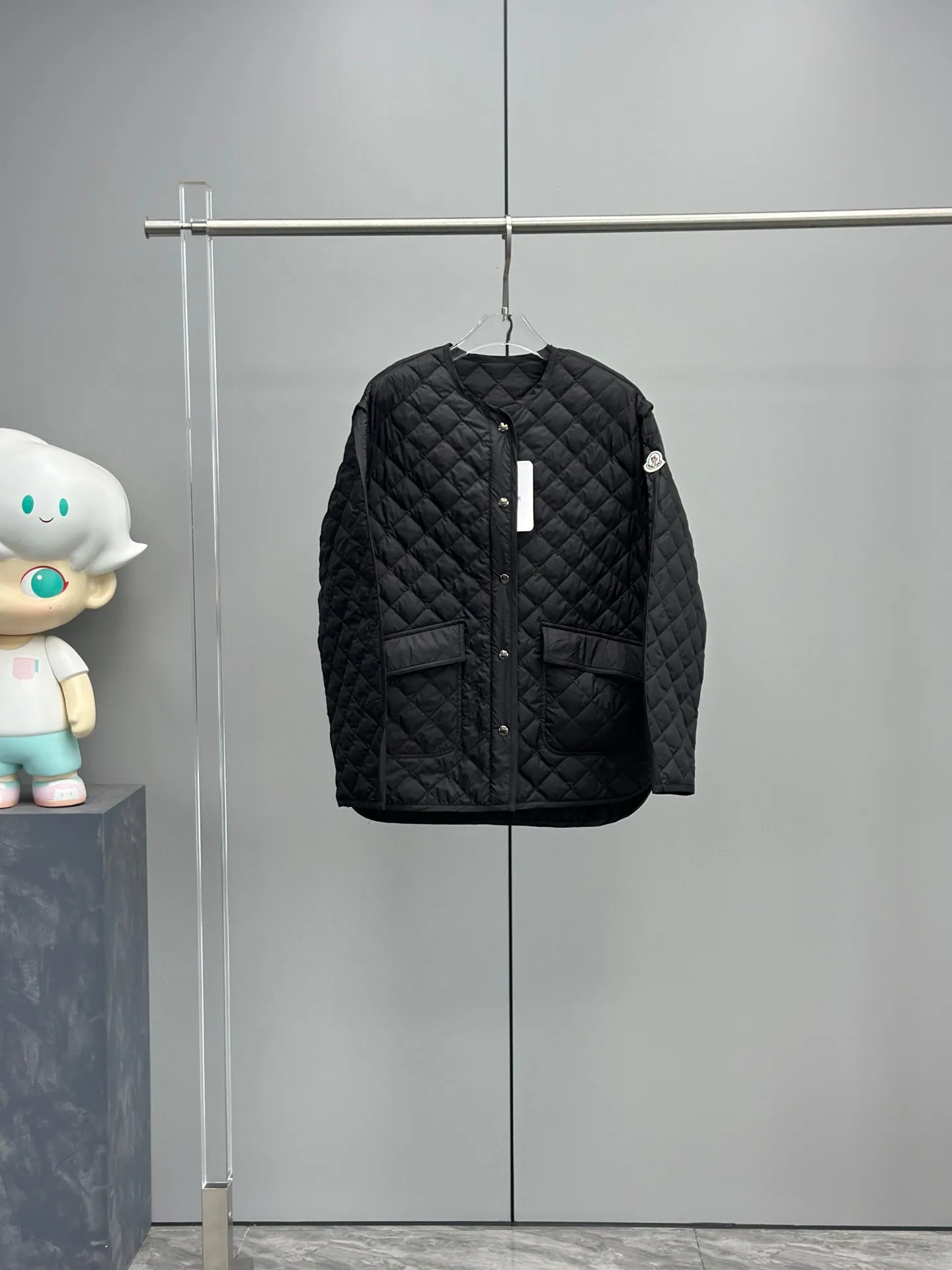 P720 Moncler Corinto 90 white goose down light rhombus down jacket. Wide version with a casual feel. The waistband is feminine and slim. It can be salty or sweet. It uses No. 7 needles imported from Germany, reaching 3 cm 13~14 needles, which is effective in preventing velvet. The whole piece adopts diamond quilting technology. It is simple and elegant. It weakens the bloated feeling of the down jacket. It is fashionable, slim and warm at the same time. H-shaped dropped shoulder version is friendly and loose and tolerant. It’s no problem to wear a thick sweater underneath. The placket adopts metal snaps. Simple and high-end giant design. Round neck design. Pair with turtleneck sweater and scarf. The atmosphere is full of fashion. Color: black white Size: 1-2-3-4