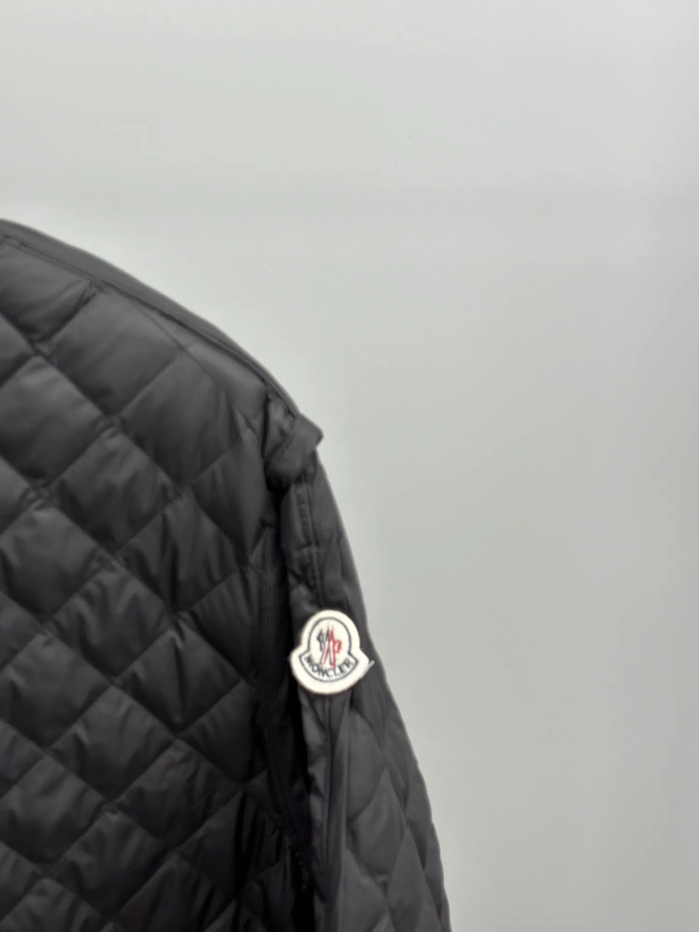P720 Moncler Corinto 90 white goose down light rhombus down jacket. Wide version with a casual feel. The waistband is feminine and slim. It can be salty or sweet. It uses No. 7 needles imported from Germany, reaching 3 cm 13~14 needles, which is effective in preventing velvet. The whole piece adopts diamond quilting technology. It is simple and elegant. It weakens the bloated feeling of the down jacket. It is fashionable, slim and warm at the same time. H-shaped dropped shoulder version is friendly and loose and tolerant. It’s no problem to wear a thick sweater underneath. The placket adopts metal snaps. Simple and high-end giant design. Round neck design. Pair with turtleneck sweater and scarf. The atmosphere is full of fashion. Color: black white Size: 1-2-3-4