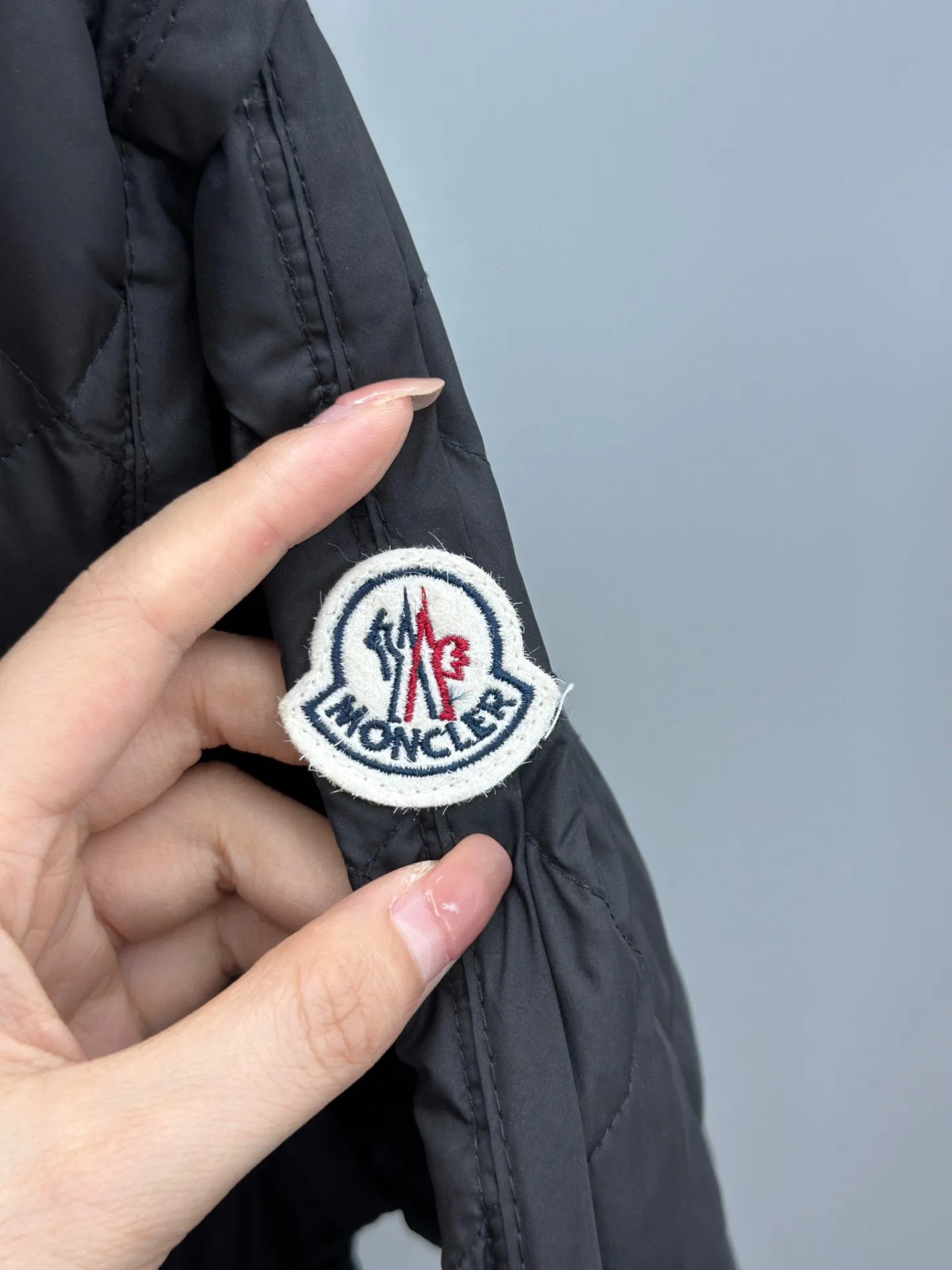 P720 Moncler Corinto 90 white goose down light rhombus down jacket. Wide version with a casual feel. The waistband is feminine and slim. It can be salty or sweet. It uses No. 7 needles imported from Germany, reaching 3 cm 13~14 needles, which is effective in preventing velvet. The whole piece adopts diamond quilting technology. It is simple and elegant. It weakens the bloated feeling of the down jacket. It is fashionable, slim and warm at the same time. H-shaped dropped shoulder version is friendly and loose and tolerant. It’s no problem to wear a thick sweater underneath. The placket adopts metal snaps. Simple and high-end giant design. Round neck design. Pair with turtleneck sweater and scarf. The atmosphere is full of fashion. Color: black white Size: 1-2-3-4