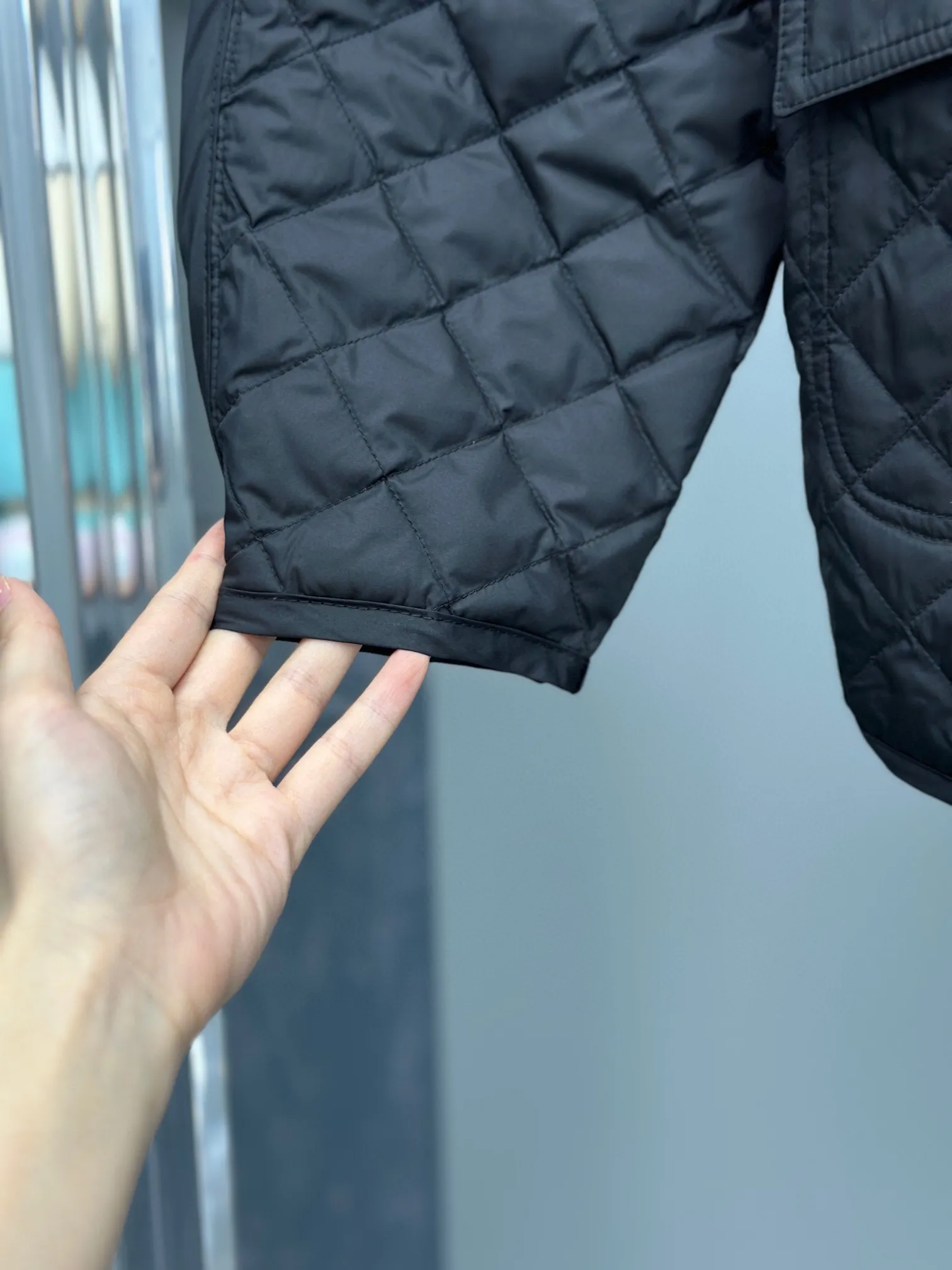 P720 Moncler Corinto 90 white goose down light rhombus down jacket. Wide version with a casual feel. The waistband is feminine and slim. It can be salty or sweet. It uses No. 7 needles imported from Germany, reaching 3 cm 13~14 needles, which is effective in preventing velvet. The whole piece adopts diamond quilting technology. It is simple and elegant. It weakens the bloated feeling of the down jacket. It is fashionable, slim and warm at the same time. H-shaped dropped shoulder version is friendly and loose and tolerant. It’s no problem to wear a thick sweater underneath. The placket adopts metal snaps. Simple and high-end giant design. Round neck design. Pair with turtleneck sweater and scarf. The atmosphere is full of fashion. Color: black white Size: 1-2-3-4