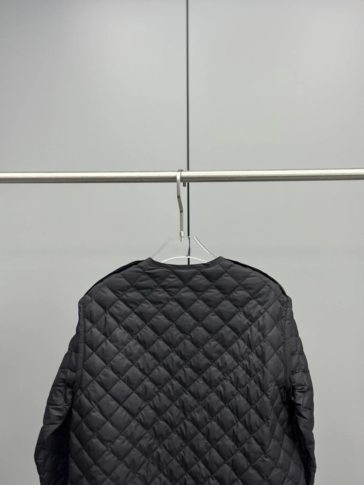 P720 Moncler Corinto 90 white goose down light rhombus down jacket. Wide version with a casual feel. The waistband is feminine and slim. It can be salty or sweet. It uses No. 7 needles imported from Germany, reaching 3 cm 13~14 needles, which is effective in preventing velvet. The whole piece adopts diamond quilting technology. It is simple and elegant. It weakens the bloated feeling of the down jacket. It is fashionable, slim and warm at the same time. H-shaped dropped shoulder version is friendly and loose and tolerant. It’s no problem to wear a thick sweater underneath. The placket adopts metal snaps. Simple and high-end giant design. Round neck design. Pair with turtleneck sweater and scarf. The atmosphere is full of fashion. Color: black white Size: 1-2-3-4