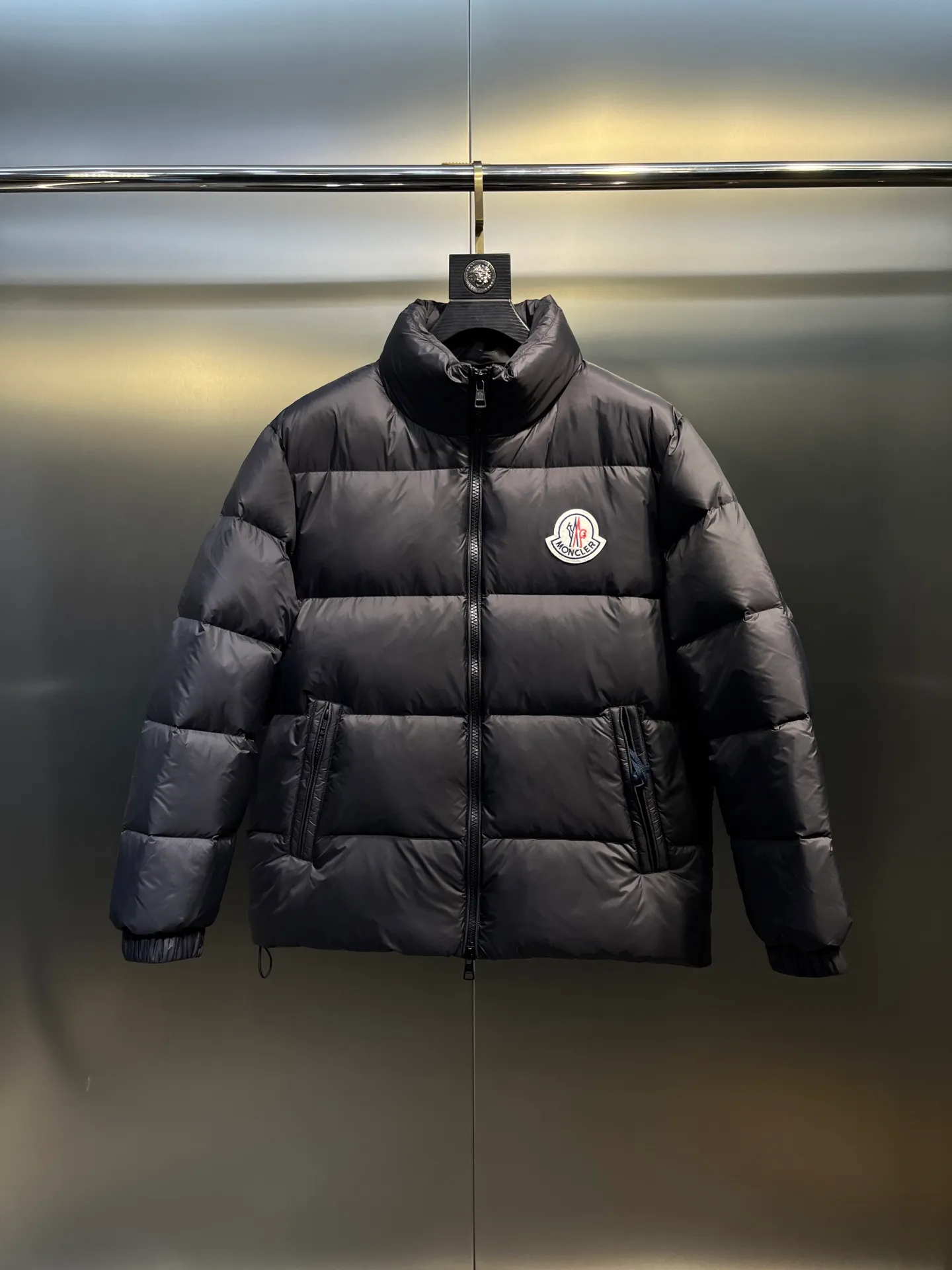 P760 Moncler Citala🌟 Short men's down jacket. Looking at it, there is no other version on the market that can match it. 130w + one ton of premium European gooseneck velvet filling. 850+ fill power, which is twice as thick as the market version and twice as light. Citala men's short down jacket is made of pop-colored light fabric, highlighting the vitality of the series. Made from lightweight nylon with a longue saison lining, the Citala down jacket is comfortable and warm without being bulky. This cropped down jacket has a comfortable fit, a signature turtleneck and a quilted, checkered silhouette. Details size: 12345