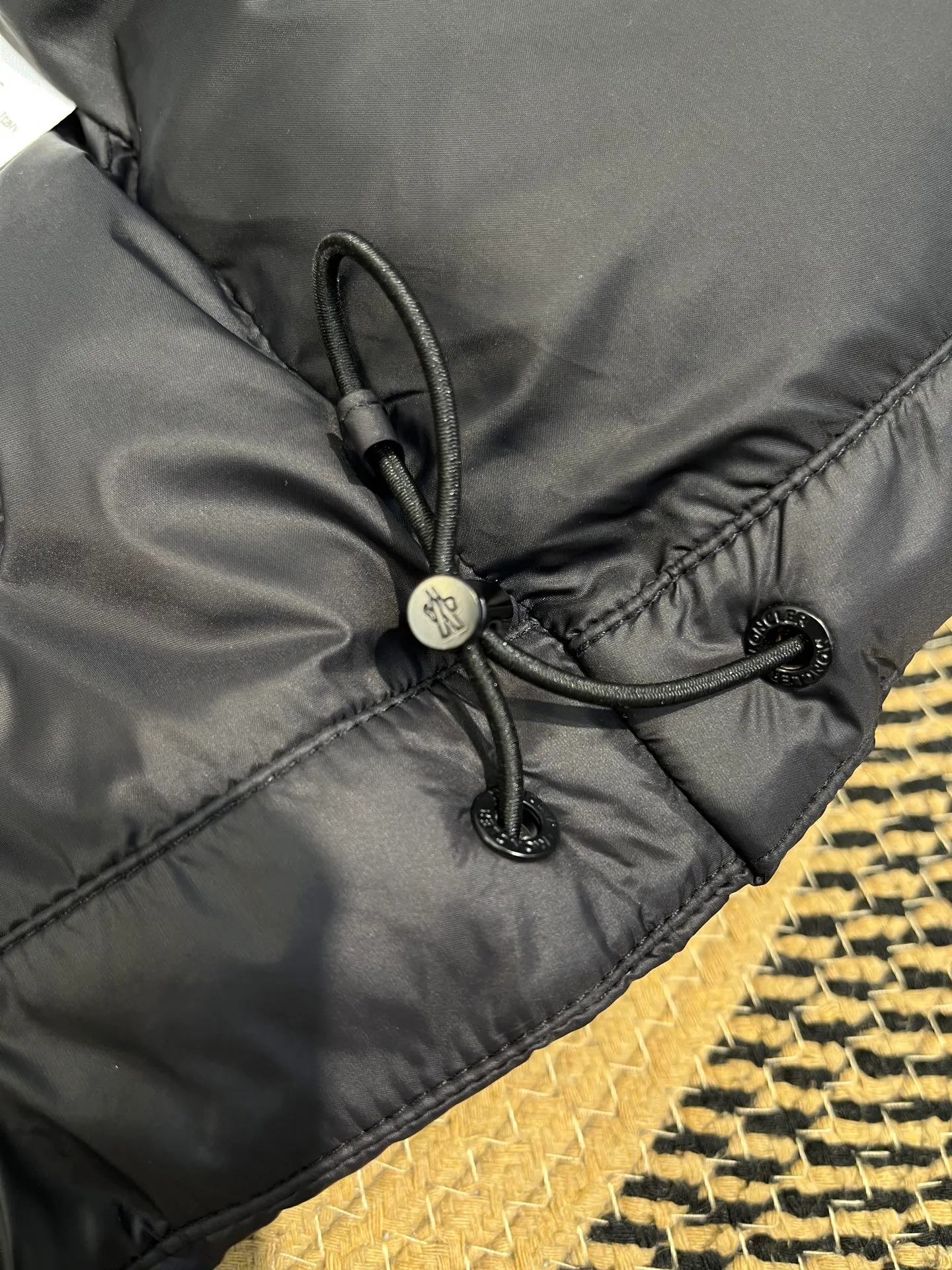 P760 Moncler Citala🌟 Short men's down jacket. Looking at it, there is no other version on the market that can match it. 130w + one ton of premium European gooseneck velvet filling. 850+ fill power, which is twice as thick as the market version and twice as light. Citala men's short down jacket is made of pop-colored light fabric, highlighting the vitality of the series. Made from lightweight nylon with a longue saison lining, the Citala down jacket is comfortable and warm without being bulky. This cropped down jacket has a comfortable fit, a signature turtleneck and a quilted, checkered silhouette. Details size: 12345