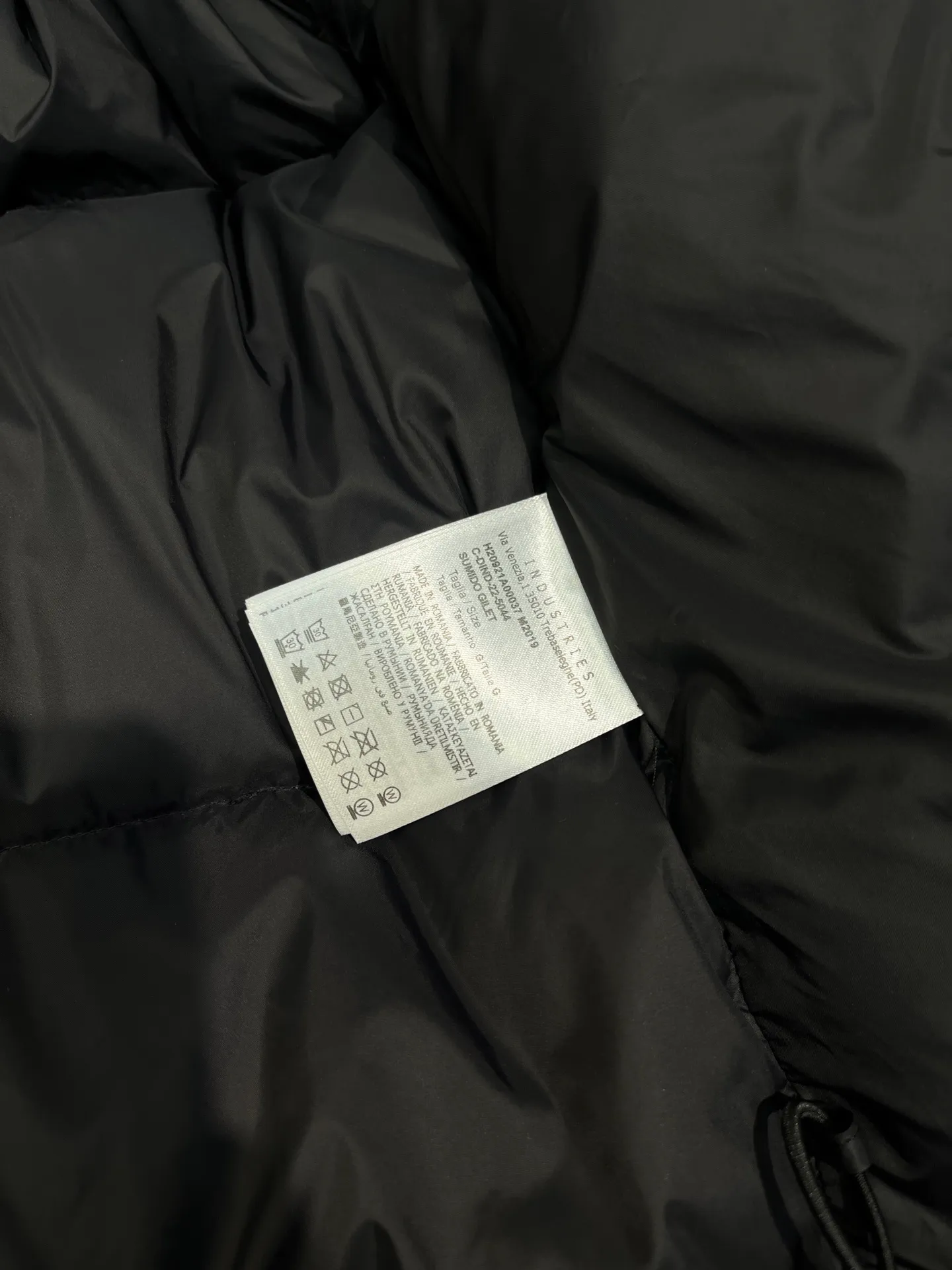 P760 Moncler Citala🌟 Short men's down jacket. Looking at it, there is no other version on the market that can match it. 130w + one ton of premium European gooseneck velvet filling. 850+ fill power, which is twice as thick as the market version and twice as light. Citala men's short down jacket is made of pop-colored light fabric, highlighting the vitality of the series. Made from lightweight nylon with a longue saison lining, the Citala down jacket is comfortable and warm without being bulky. This cropped down jacket has a comfortable fit, a signature turtleneck and a quilted, checkered silhouette. Details size: 12345