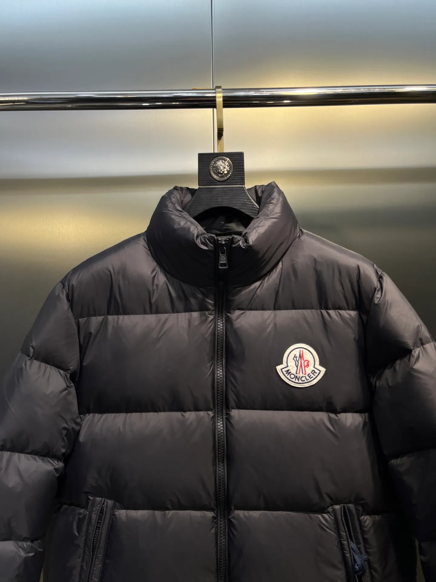 P760 Moncler Citala🌟 Short men's down jacket. Looking at it, there is no other version on the market that can match it. 130w + one ton of premium European gooseneck velvet filling. 850+ fill power, which is twice as thick as the market version and twice as light. Citala men's short down jacket is made of pop-colored light fabric, highlighting the vitality of the series. Made from lightweight nylon with a longue saison lining, the Citala down jacket is comfortable and warm without being bulky. This cropped down jacket has a comfortable fit, a signature turtleneck and a quilted, checkered silhouette. Details size: 12345