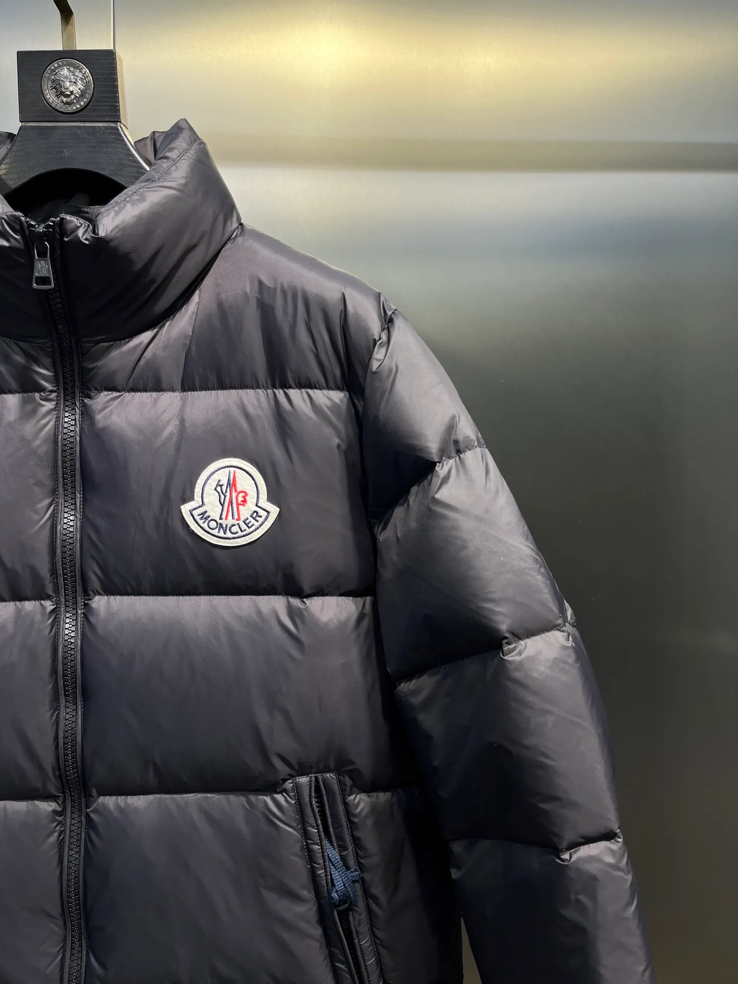 P760 Moncler Citala🌟 Short men's down jacket. Looking at it, there is no other version on the market that can match it. 130w + one ton of premium European gooseneck velvet filling. 850+ fill power, which is twice as thick as the market version and twice as light. Citala men's short down jacket is made of pop-colored light fabric, highlighting the vitality of the series. Made from lightweight nylon with a longue saison lining, the Citala down jacket is comfortable and warm without being bulky. This cropped down jacket has a comfortable fit, a signature turtleneck and a quilted, checkered silhouette. Details size: 12345