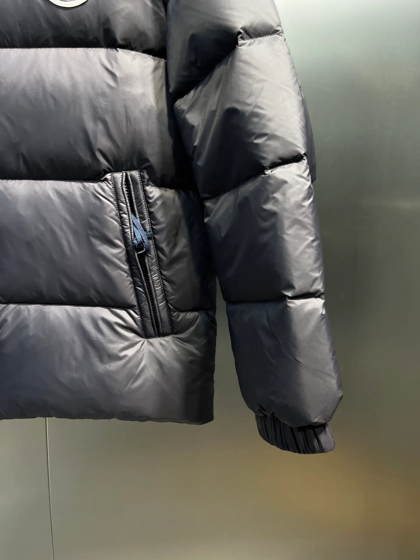 P760 Moncler Citala🌟 Short men's down jacket. Looking at it, there is no other version on the market that can match it. 130w + one ton of premium European gooseneck velvet filling. 850+ fill power, which is twice as thick as the market version and twice as light. Citala men's short down jacket is made of pop-colored light fabric, highlighting the vitality of the series. Made from lightweight nylon with a longue saison lining, the Citala down jacket is comfortable and warm without being bulky. This cropped down jacket has a comfortable fit, a signature turtleneck and a quilted, checkered silhouette. Details size: 12345