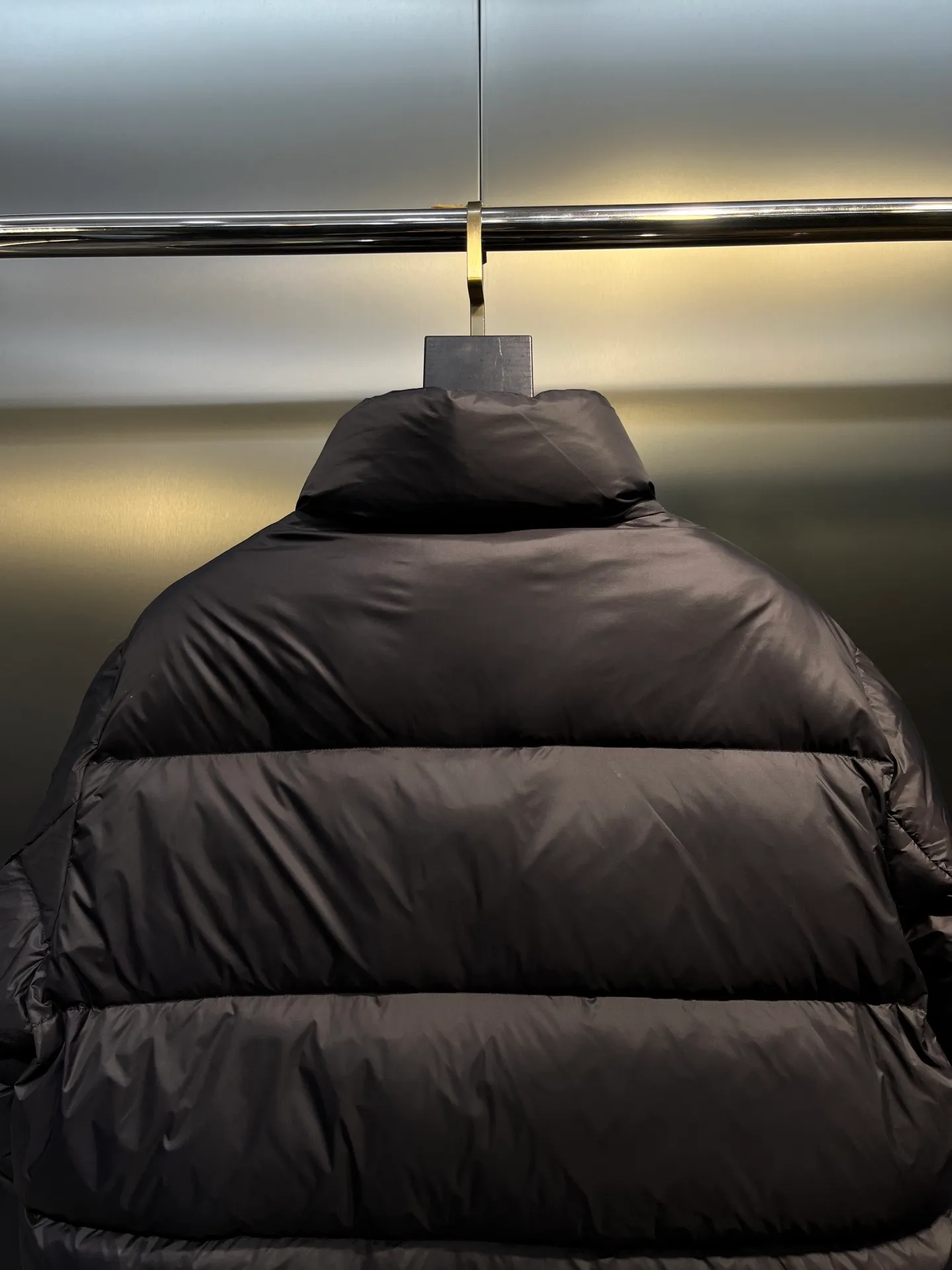 P760 Moncler Citala🌟 Short men's down jacket. Looking at it, there is no other version on the market that can match it. 130w + one ton of premium European gooseneck velvet filling. 850+ fill power, which is twice as thick as the market version and twice as light. Citala men's short down jacket is made of pop-colored light fabric, highlighting the vitality of the series. Made from lightweight nylon with a longue saison lining, the Citala down jacket is comfortable and warm without being bulky. This cropped down jacket has a comfortable fit, a signature turtleneck and a quilted, checkered silhouette. Details size: 12345