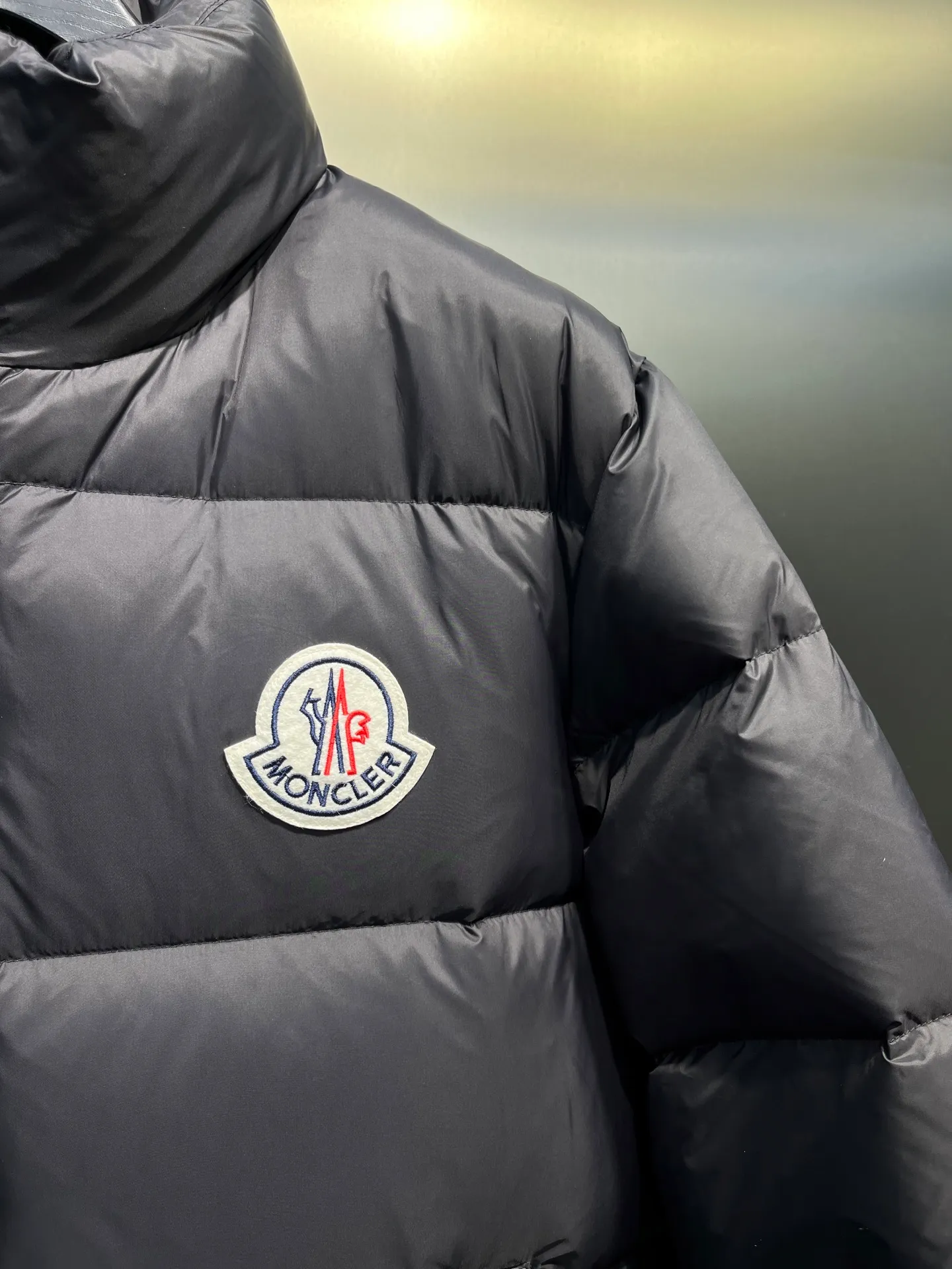 P760 Moncler Citala🌟 Short men's down jacket. Looking at it, there is no other version on the market that can match it. 130w + one ton of premium European gooseneck velvet filling. 850+ fill power, which is twice as thick as the market version and twice as light. Citala men's short down jacket is made of pop-colored light fabric, highlighting the vitality of the series. Made from lightweight nylon with a longue saison lining, the Citala down jacket is comfortable and warm without being bulky. This cropped down jacket has a comfortable fit, a signature turtleneck and a quilted, checkered silhouette. Details size: 12345