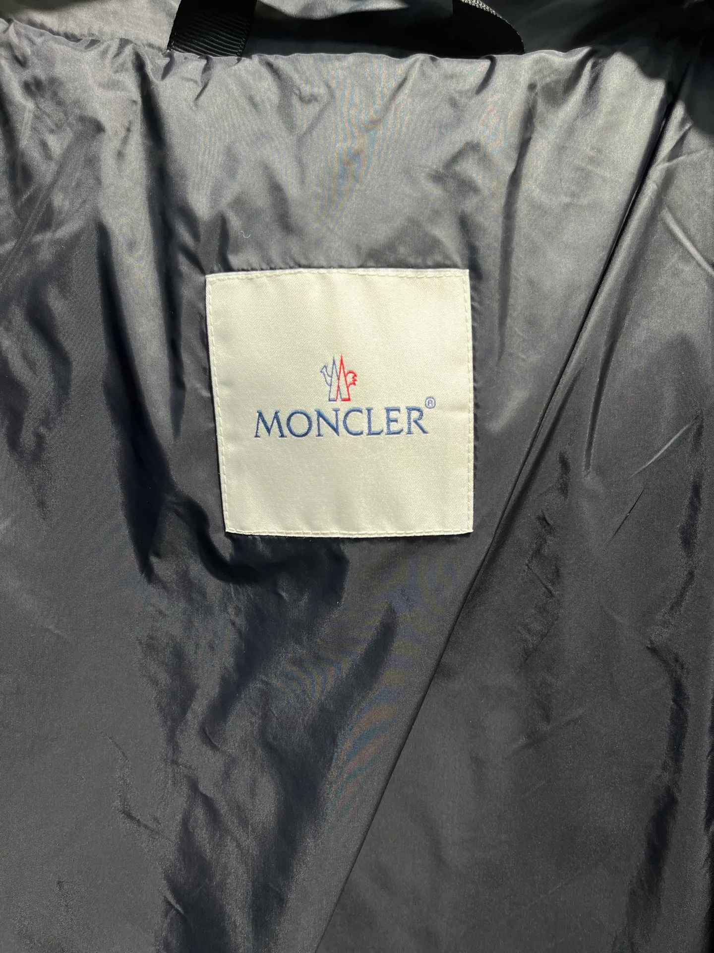 P760 Moncler Citala🌟 Short men's down jacket. Looking at it, there is no other version on the market that can match it. 130w + one ton of premium European gooseneck velvet filling. 850+ fill power, which is twice as thick as the market version and twice as light. Citala men's short down jacket is made of pop-colored light fabric, highlighting the vitality of the series. Made from lightweight nylon with a longue saison lining, the Citala down jacket is comfortable and warm without being bulky. This cropped down jacket has a comfortable fit, a signature turtleneck and a quilted, checkered silhouette. Details size: 12345