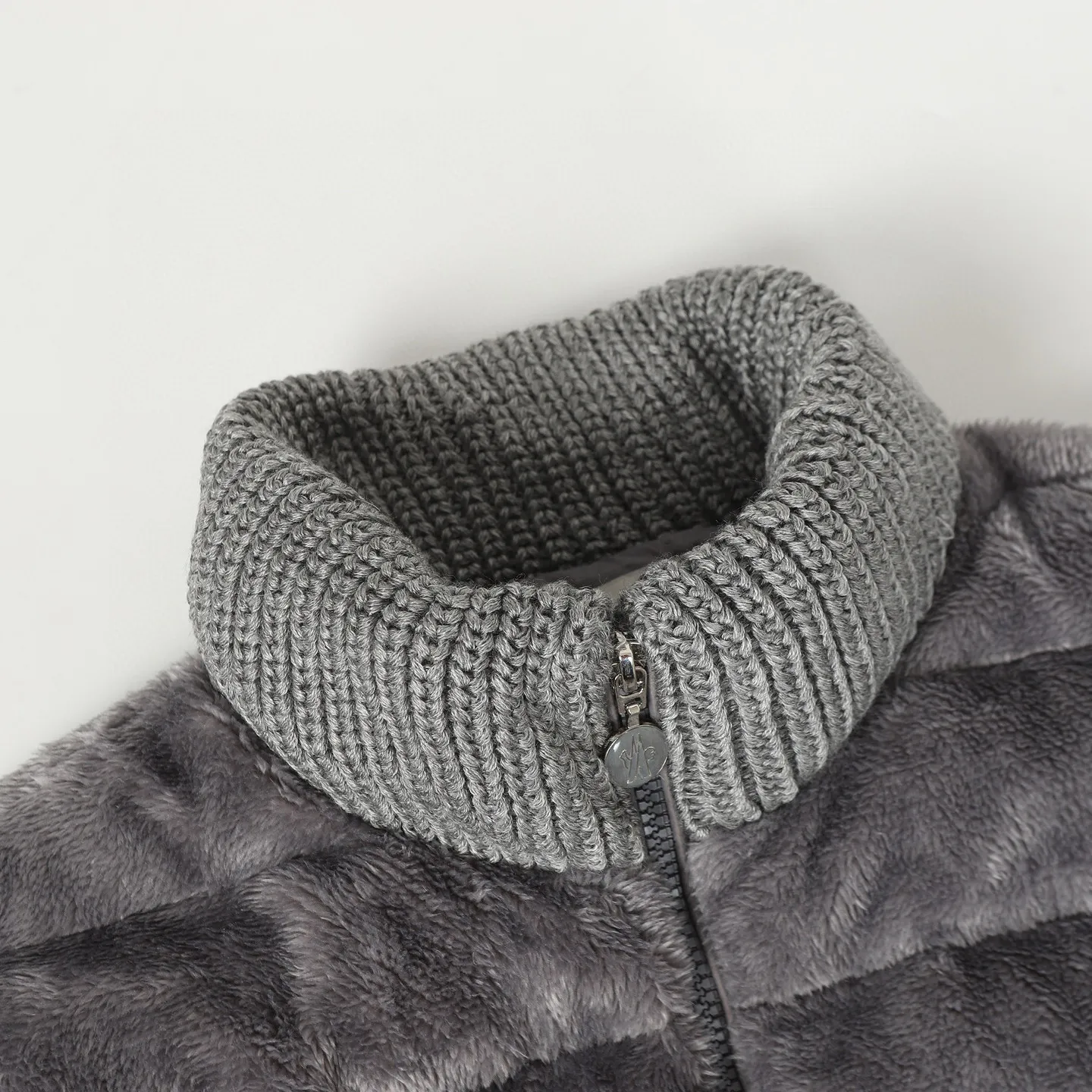 P580 🔥Moncler Women's Wool Teddy Down Jacket. This cardigan is made of wool and teddy style fabrics, providing a soft and comfortable wearing experience. Midweight knitted piece with down-filled front and back that can easily be worn as a outer layer in warmer weather. Fabric: Sleeves and collar made of woolen wool, Longue saison lining, 90% goose down, Craftsmanship: Front and back filled with down teddy style, purl stitch, 5 stitches, zipper closure, zipper pockets, ribbed cuffs Style: A75# Color: Pink White Gray Size: S M L
