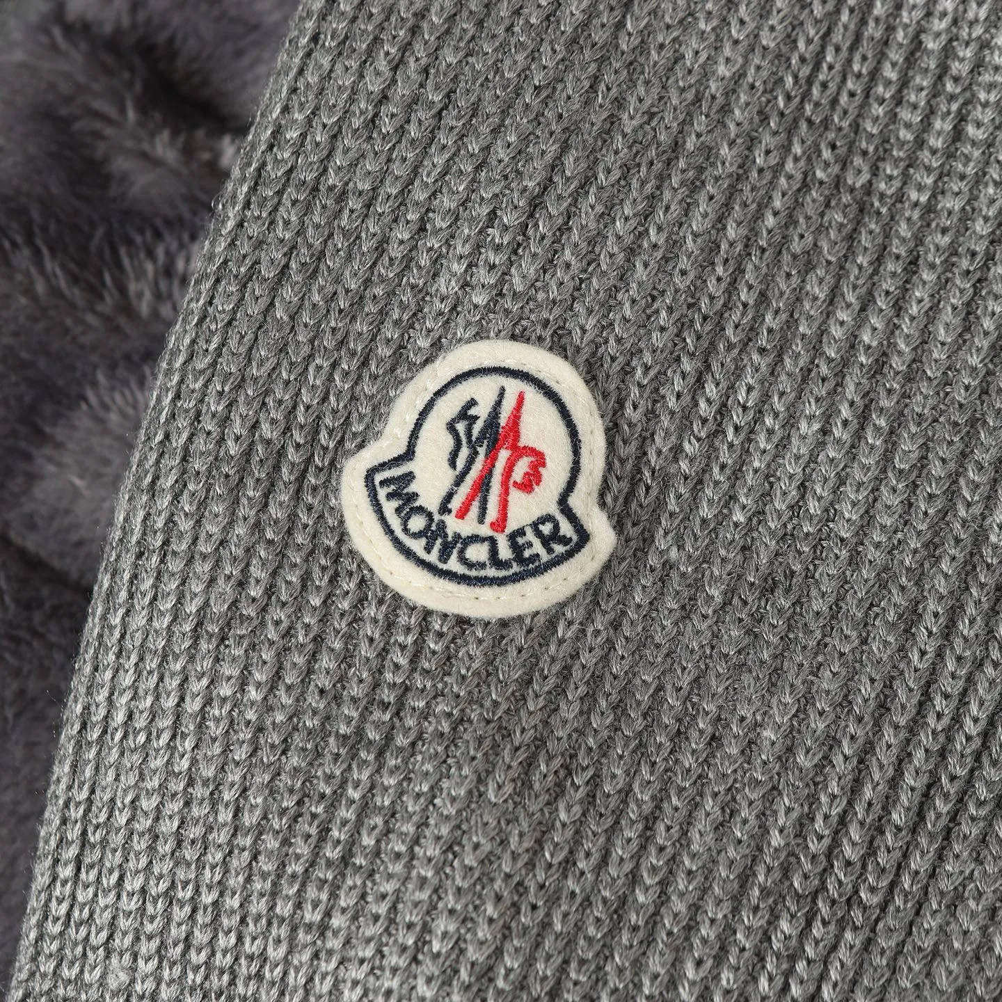 P580 🔥Moncler Women's Wool Teddy Down Jacket. This cardigan is made of wool and teddy style fabrics, providing a soft and comfortable wearing experience. Midweight knitted piece with down-filled front and back that can easily be worn as a outer layer in warmer weather. Fabric: Sleeves and collar made of woolen wool, Longue saison lining, 90% goose down, Craftsmanship: Front and back filled with down teddy style, purl stitch, 5 stitches, zipper closure, zipper pockets, ribbed cuffs Style: A75# Color: Pink White Gray Size: S M L