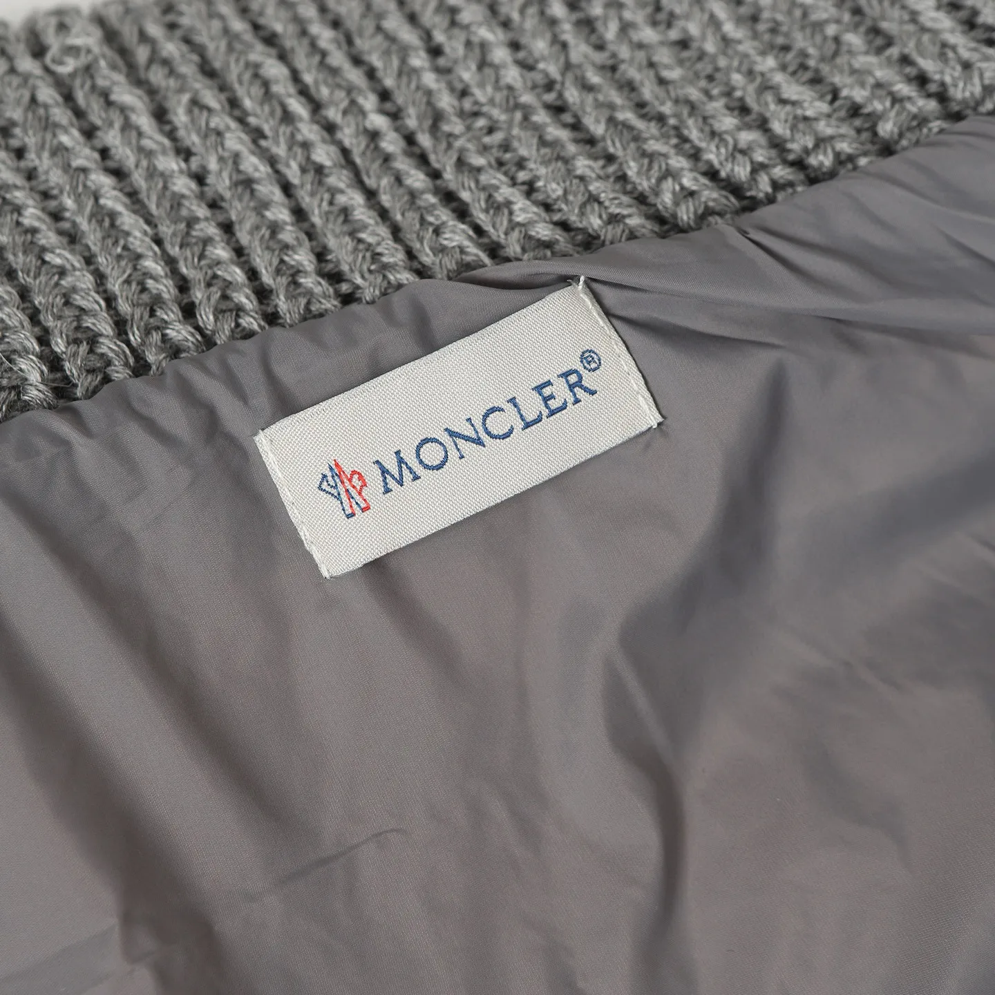 P580 🔥Moncler Women's Wool Teddy Down Jacket. This cardigan is made of wool and teddy style fabrics, providing a soft and comfortable wearing experience. Midweight knitted piece with down-filled front and back that can easily be worn as a outer layer in warmer weather. Fabric: Sleeves and collar made of woolen wool, Longue saison lining, 90% goose down, Craftsmanship: Front and back filled with down teddy style, purl stitch, 5 stitches, zipper closure, zipper pockets, ribbed cuffs Style: A75# Color: Pink White Gray Size: S M L
