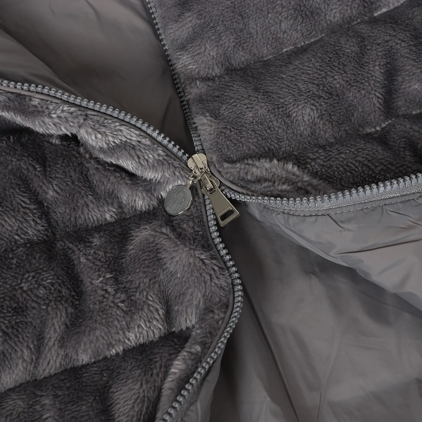 P580 🔥Moncler Women's Wool Teddy Down Jacket. This cardigan is made of wool and teddy style fabrics, providing a soft and comfortable wearing experience. Midweight knitted piece with down-filled front and back that can easily be worn as a outer layer in warmer weather. Fabric: Sleeves and collar made of woolen wool, Longue saison lining, 90% goose down, Craftsmanship: Front and back filled with down teddy style, purl stitch, 5 stitches, zipper closure, zipper pockets, ribbed cuffs Style: A75# Color: Pink White Gray Size: S M L