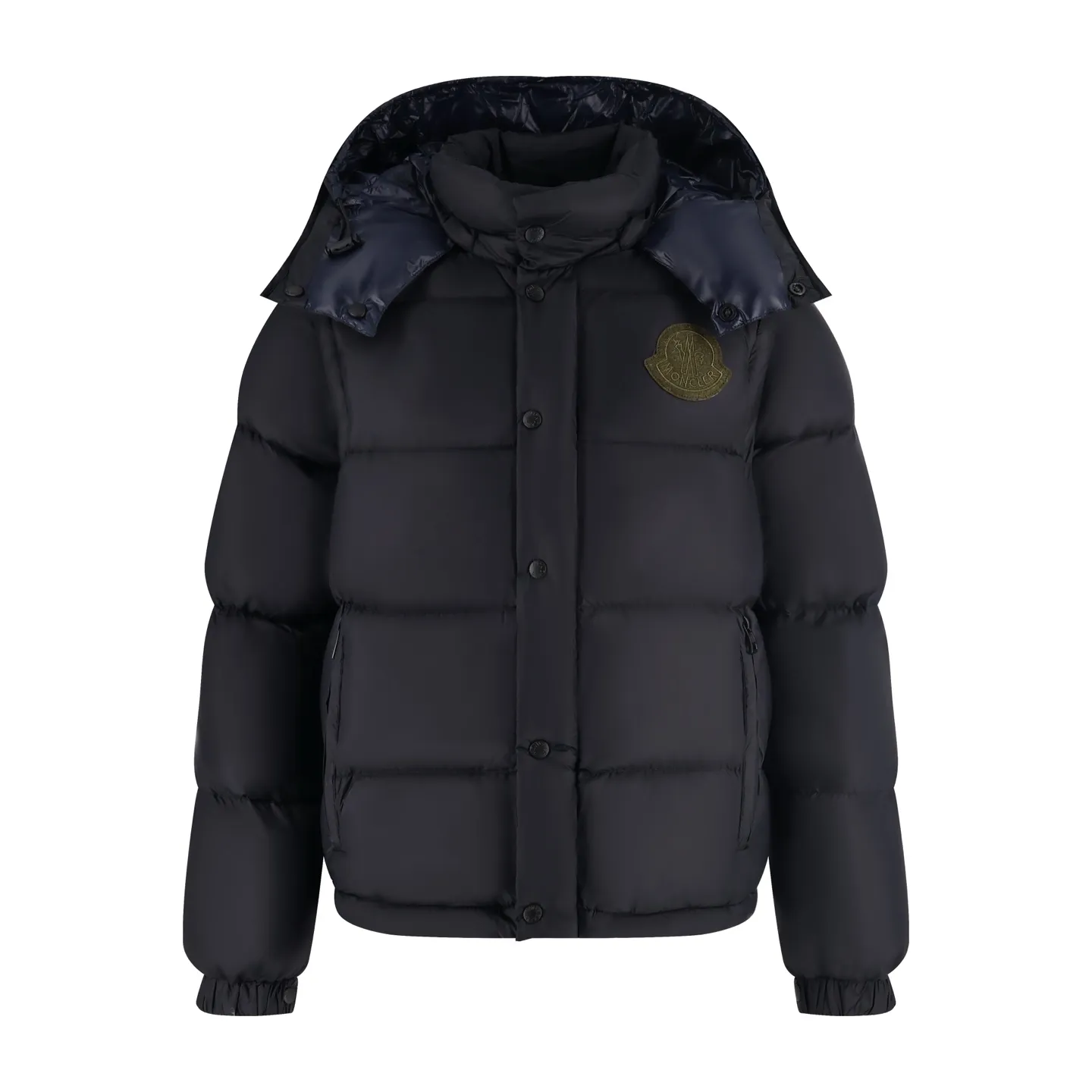 P1170 Moncler detachable sleeve two-wear down jacket (navy blue) originally purchased for 17,800, Moncler Cyclone series, made of selected recycled polyester fiber yarn. The main fabric is nylon fabric, with contrasting color design inside and outside. It can still maintain the softness and waterproof breathability of the fabric after the finished fabric is dyed and waterproof. The chest is decorated with a large embroidered brand logo plaque, NFC sensor-type anti-counterfeiting chip, and a pop-up window on the mobile phone to enter the official website. The filling is filled with RDS-certified high-quality national standard 330g 90 white duck down, which maintains the original softness, elasticity and feel of down. It has three layers of anti-drilling fabric and four layers of locking down technology. Snap buttons and hidden two-way zipper placket, hidden side zipper pockets, elastic pig nose buckle, and a complete set of three-label accessories are perfectly restored and comparable to purchasing on behalf of others. Unlock the detachable sleeves to create a vest look, so you can wear it two ways. Size:1-2-3-4-5
