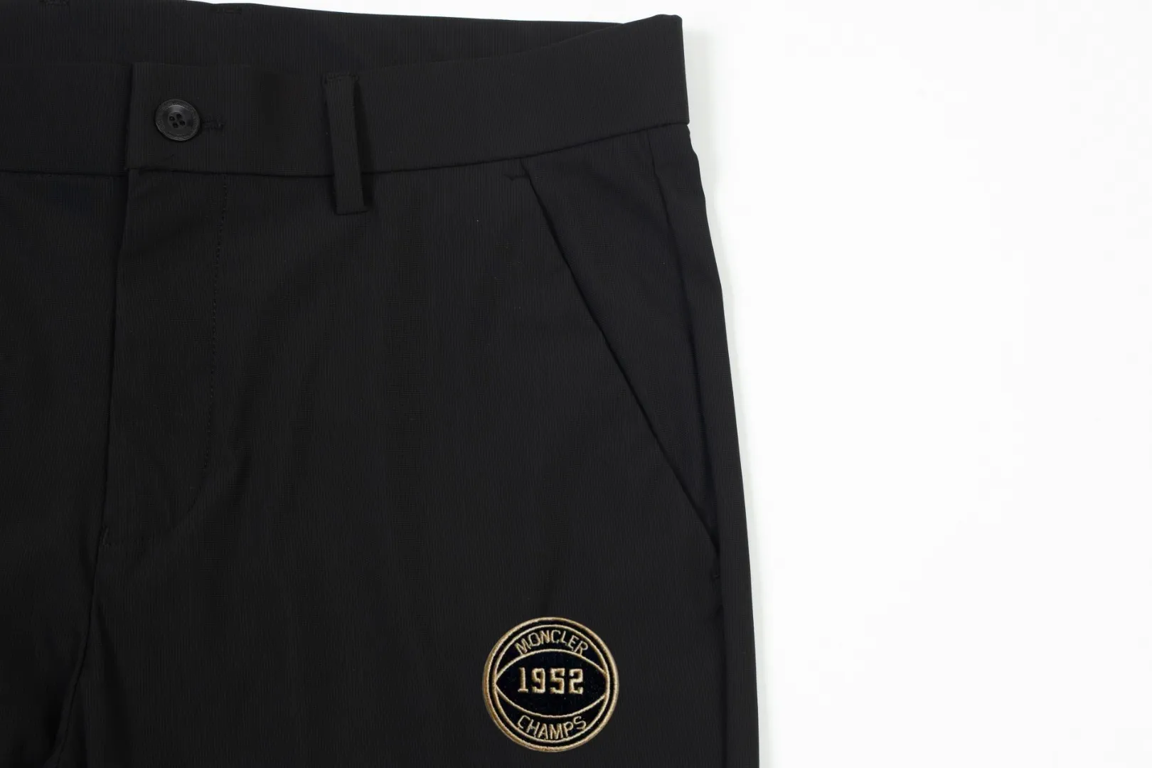 P250 Moncler spring and summer new model, two-color high-quality thin business casual fashionable ice silk trousers. Smooth, comfortable, anti-wrinkle and traceless good trousers. 🗯Soft texture, slightly elastic to the touch, cool ice silk trousers. Waist elastic band, fashionable version design. 🗯 Neat and neat line routing, suitable for both business and leisure! It can be easily controlled by all body types. Two classic colors are available. 🗯New summer product. Versatile and easy to match. The upper body is very simple, handsome and stylish. Both men and women can easily control it. Color: Black Gray Size: M-XXXL