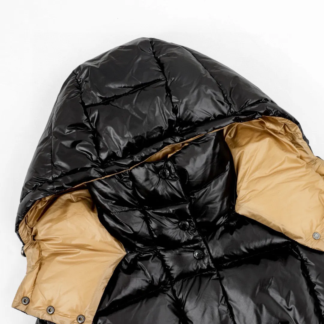 P740 Moncler muzzle bread down jacket, tail stock from trading company, is different from any version on the market. Made of 90% velvet + 10% feathers. The best down is selected. It is very light, slender and soft. It is the opposite of the color of winter solid down jacket. All zippers are specially customized. YKK authentic zippers imported from the United States. The ribbon slider is printed with the muzzle logo. It is by no means comparable to the products from small factories in the market. The arm flocking terry embroidery patches are decorated with classic logo patterns. The towel embroidery feels soft and smooth. The entire shape is cut by laser, which brings a different sense of freshness. Every detail is quite heavy-duty. The fabrics, accessories and overall clothing are perfectly restored. Style number: A81# Color: black Size: 0 1 2 3