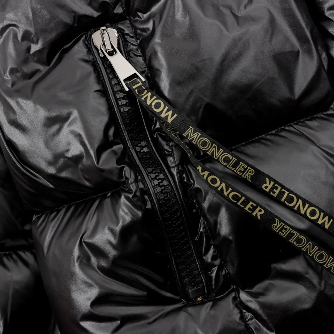 P740 Moncler muzzle bread down jacket, tail stock from trading company, is different from any version on the market. Made of 90% velvet + 10% feathers. The best down is selected. It is very light, slender and soft. It is the opposite of the color of winter solid down jacket. All zippers are specially customized. YKK authentic zippers imported from the United States. The ribbon slider is printed with the muzzle logo. It is by no means comparable to the products from small factories in the market. The arm flocking terry embroidery patches are decorated with classic logo patterns. The towel embroidery feels soft and smooth. The entire shape is cut by laser, which brings a different sense of freshness. Every detail is quite heavy-duty. The fabrics, accessories and overall clothing are perfectly restored. Style number: A81# Color: black Size: 0 1 2 3