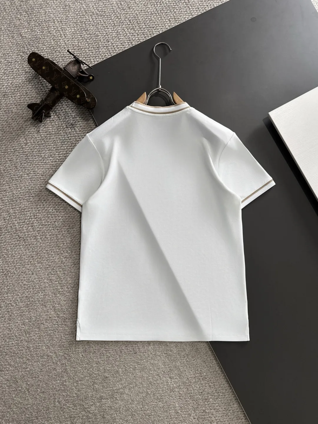 P300 high version Moncler/muzzle 25ss spring and summer new high-definition T-shirt. Made with machines imported from Italy. It is truly the most luxurious and high-quality. It is a style that you can wear with your eyes closed. Combed heavy fabrics. High-strength and heavy-weight fabrics feel full of weight when weighed. The upper body is also more textured than ordinary T-shirts and is not easy to deform. This texture can cope with the weather. It absorbs sweat and is breathable, suitable for both hot and cold! Perfectly produced with reference to the original stitch and stitch! The loose fit design is super noble. Custom-woven signature ribbed collar, cuffs, and hem. Really rare and rare goods Size: M-XXXL