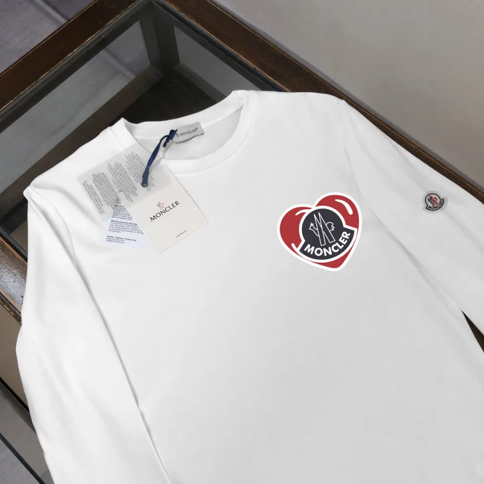 P180, a non-off-the-shelf model, you can trust it. Moncler printed long-sleeved T-shirt, 240g breathable cotton fabric, very soft and comfortable texture, does not shrink, does not deform, does not ball), can be worn alone as a base layer. Original customized accessories, collar label, care mark, hangtag, packaging (perfect details) Color: White Black Size: XS S M L