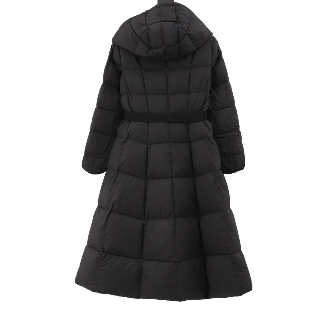 P1080 MONCLER/Mask MC Disney Princess on the Run Series Long Belted Down Jacket New winter long women's down jacket jacket The Princess on the Run is a must-have item. The women's long down jacket interprets classic items with new proportions, showing impeccable fashion style. Product Details Made from polyester, this long down jacket has a slim, wide silhouette with a nipped-in waist and lightweight lining. The sculpted hood adds a finishing touch.  Style number: A91# Color: black Size: 0 1 2 3